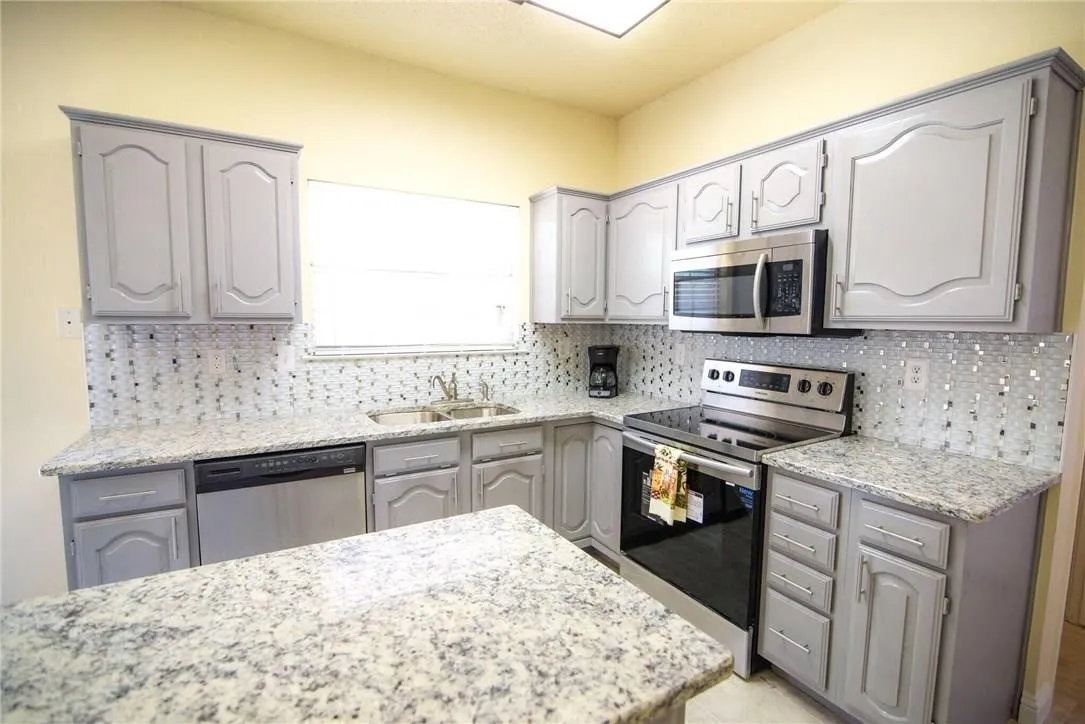 Single Family Residence For Rent in Denton County , 18516 Timber Oaks Drive, Dallas, Texas 75287, 3 Bedroom, 3 Bathroom, 2 Garage spaces, 2,078 Sqft, built in 1991, mls#21402812, Real Estate Agent in Dallas, Homes For Rent in Denton county, Homes For Rent in Dallas, Realtor in Dallas Texas, Real Estate Brokerage Independent Realty Texas, Luminita Cordes Realtor
