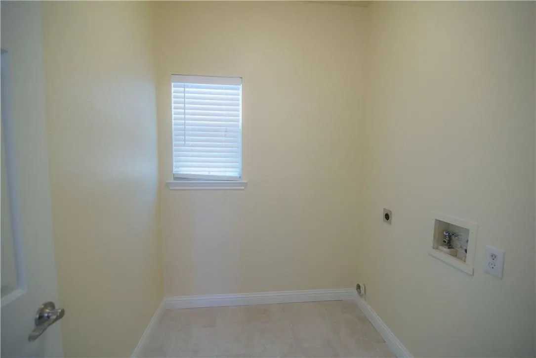Single Family Residence For Rent in Denton County , 18516 Timber Oaks Drive, Dallas, Texas 75287, 3 Bedroom, 3 Bathroom, 2 Garage spaces, 2,078 Sqft, built in 1991, mls#21402812, Real Estate Agent in Dallas, Homes For Rent in Denton county, Homes For Rent in Dallas, Realtor in Dallas Texas, Real Estate Brokerage Independent Realty Texas, Luminita Cordes Realtor