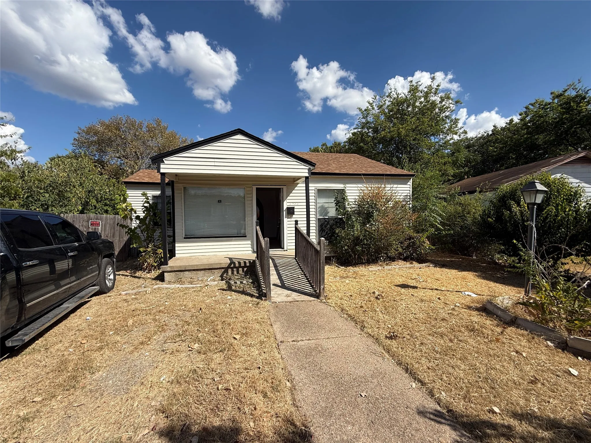 Single Family Residence For Sale in Dallas County , 2952 Bardwell Avenue, Dallas, Texas 75216, 2 Bedroom, 1 Bathroom, Garage spaces, 852 Sqft, built in 1951, mls#21389530, Real Estate Agent in Dallas, Homes For Sale in Dallas county, Homes For Sale in Dallas, Realtor in Dallas Texas, Real Estate Brokerage Independent Realty Texas, Luminita Cordes Realtor