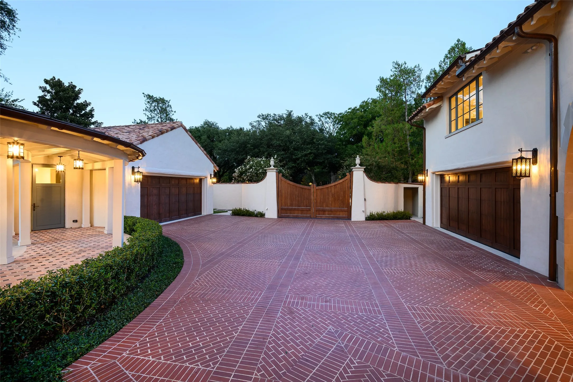 Gated access to motorcourt