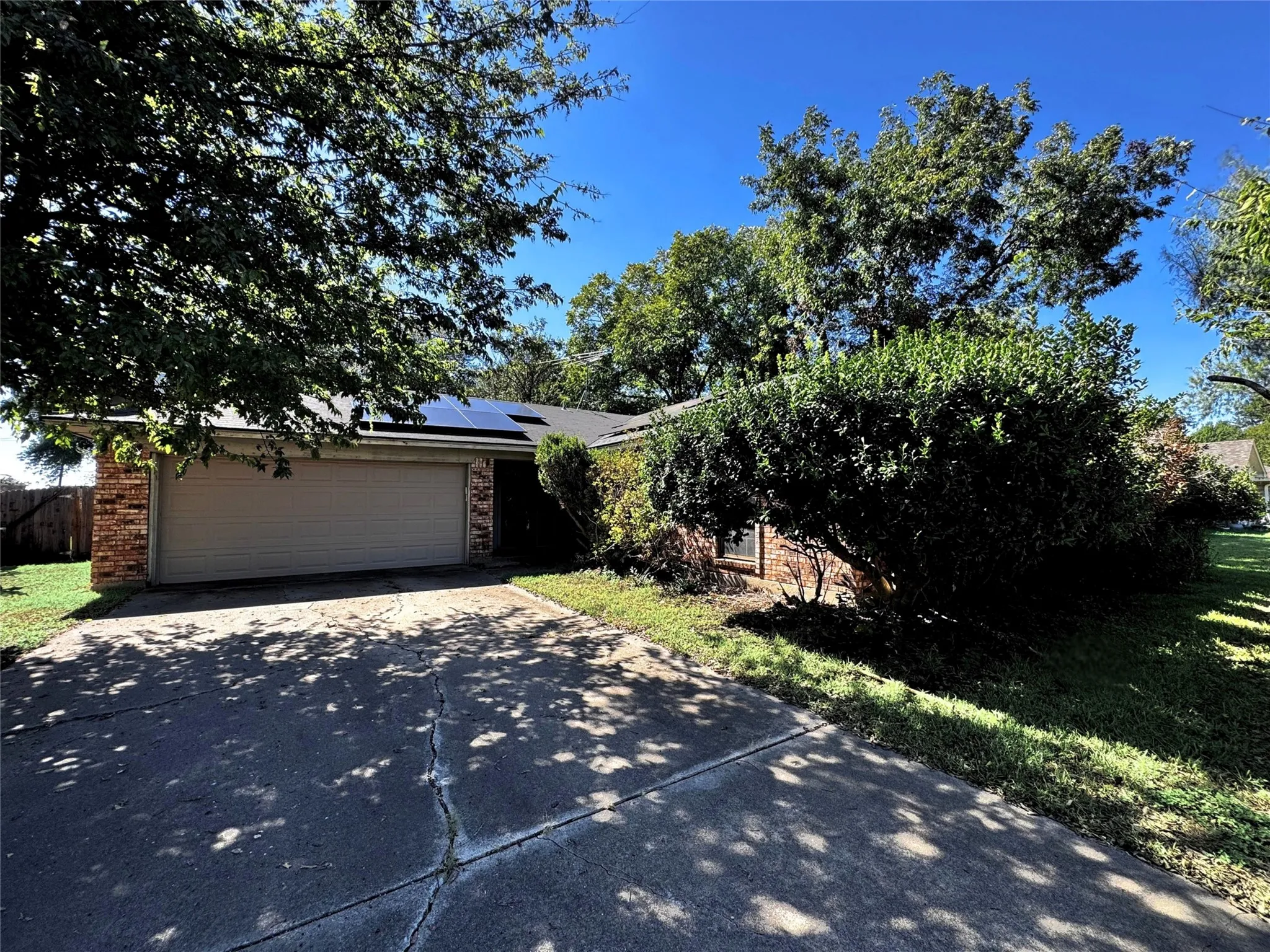 Single Family Residence For Sale in Tarrant County , 1328 Timbercreek Road, Benbrook, Texas 76126, 3 Bedroom, 2 Bathroom, 2 Garage spaces, 1,542 Sqft, built in 1976, mls#21402406, Real Estate Agent in Benbrook, Homes For Sale in Tarrant county, Homes For Sale in Benbrook, Realtor in Benbrook Texas, Real Estate Brokerage Independent Realty Texas, Luminita Cordes Realtor