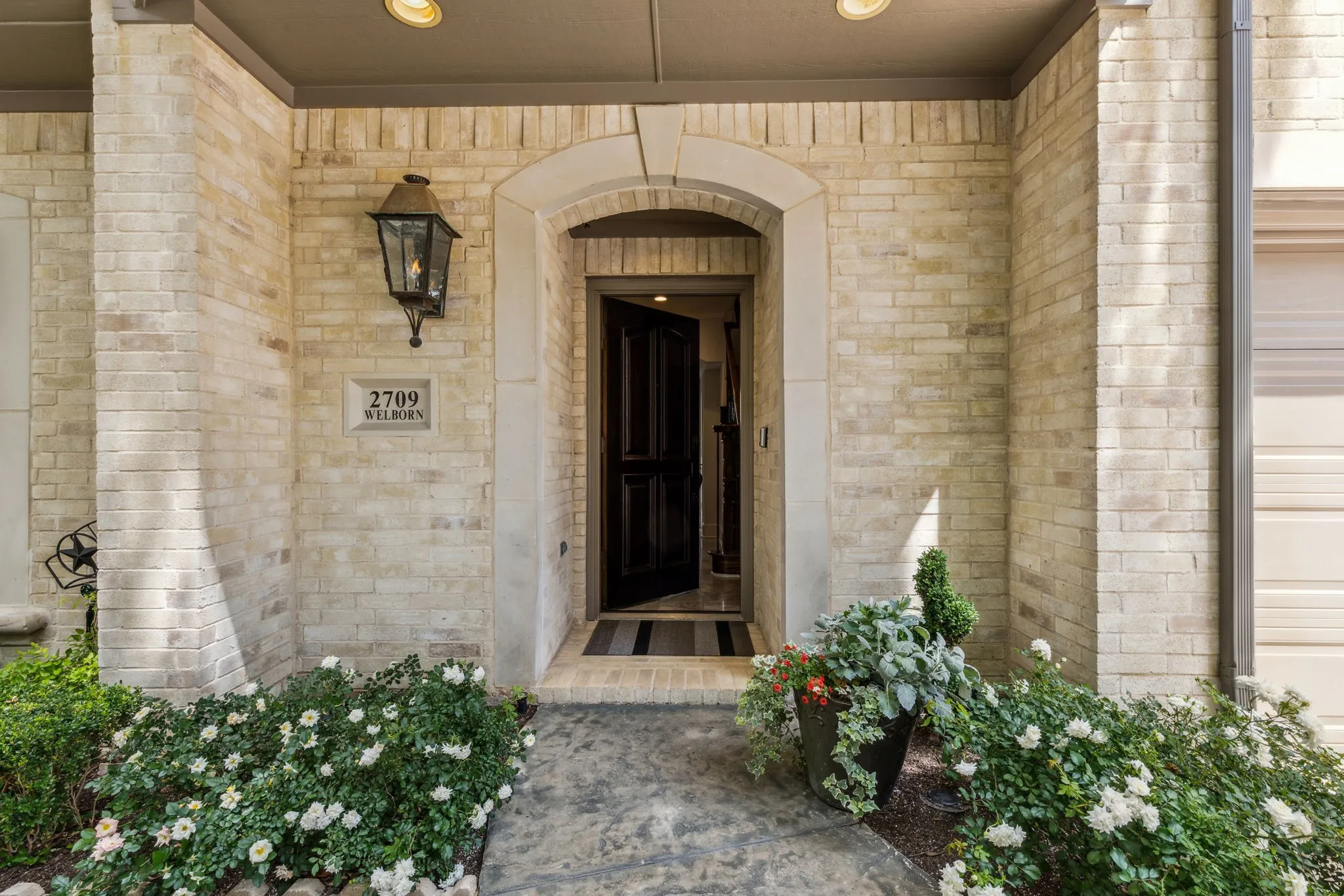 Townhouse For Sale in Dallas County , 2709 Welborn Street, Dallas, Texas 75219, 3 Bedroom, 4 Bathroom, 2 Garage spaces, 2,343 Sqft, built in 1999, mls#21382393, Real Estate Agent in Dallas, Homes For Sale in Dallas county, Homes For Sale in Dallas, Realtor in Dallas Texas, Real Estate Brokerage Independent Realty Texas, Luminita Cordes Realtor