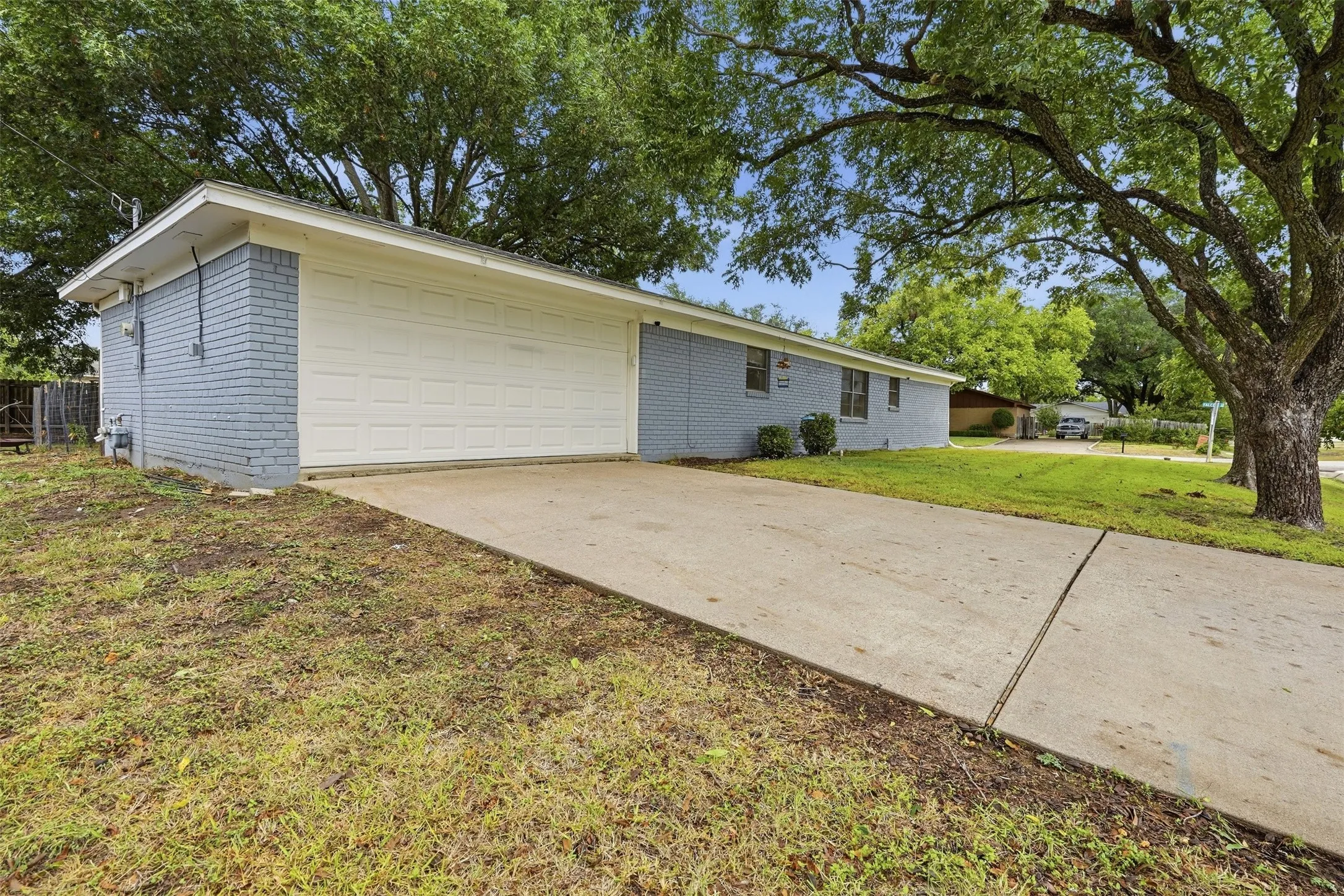 Single Family Residence For Sale in Hill County , 101 Falcon Lane, Hillsboro, Texas 76645, 4 Bedroom, 2 Bathroom, 2 Garage spaces, 1,973 Sqft, built in 1971, mls#21402819, Real Estate Agent in Hillsboro, Homes For Sale in Hill county, Homes For Sale in Hillsboro, Realtor in Hillsboro Texas, Real Estate Brokerage Independent Realty Texas, Luminita Cordes Realtor