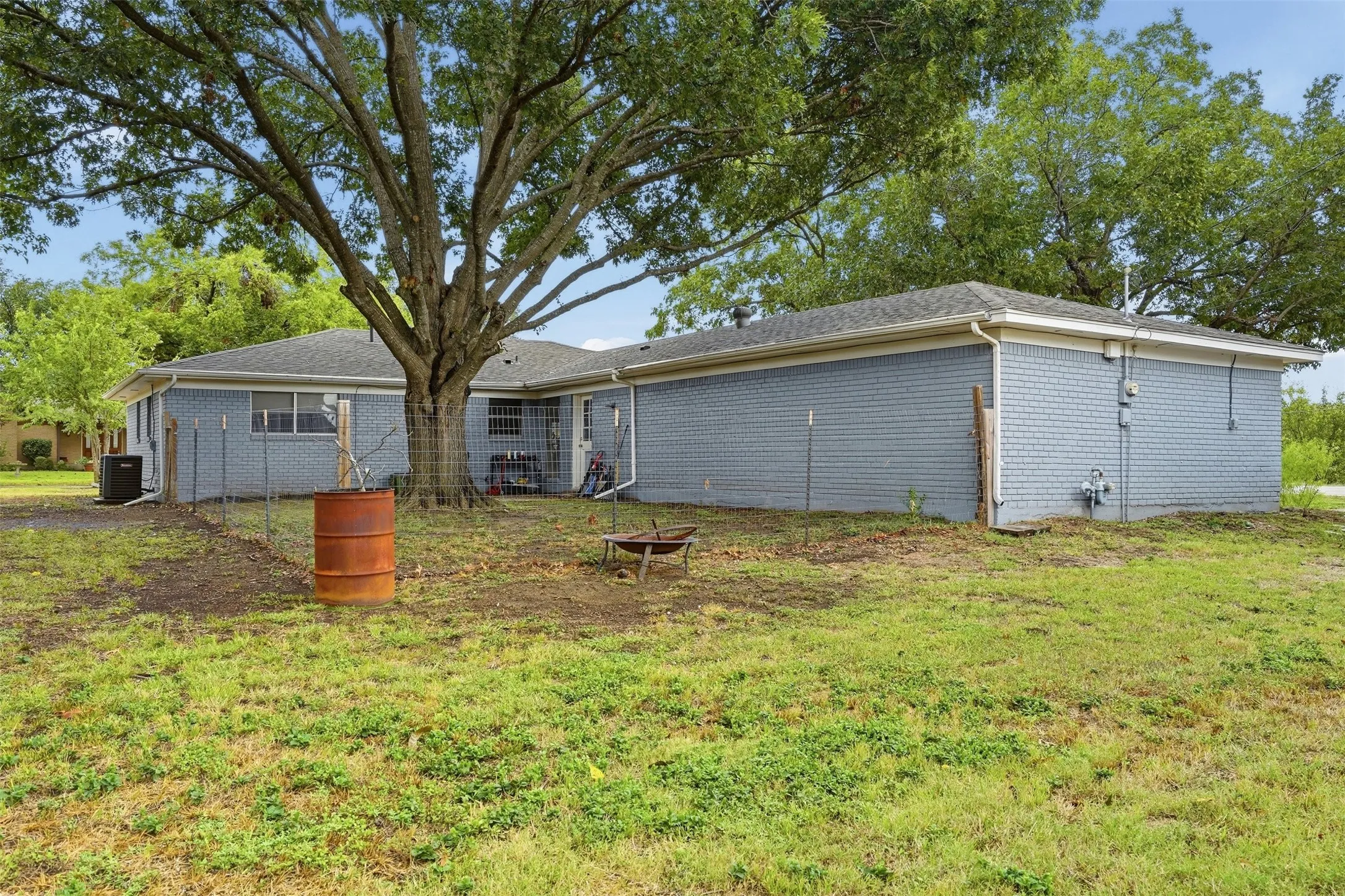 Single Family Residence For Sale in Hill County , 101 Falcon Lane, Hillsboro, Texas 76645, 4 Bedroom, 2 Bathroom, 2 Garage spaces, 1,973 Sqft, built in 1971, mls#21402819, Real Estate Agent in Hillsboro, Homes For Sale in Hill county, Homes For Sale in Hillsboro, Realtor in Hillsboro Texas, Real Estate Brokerage Independent Realty Texas, Luminita Cordes Realtor