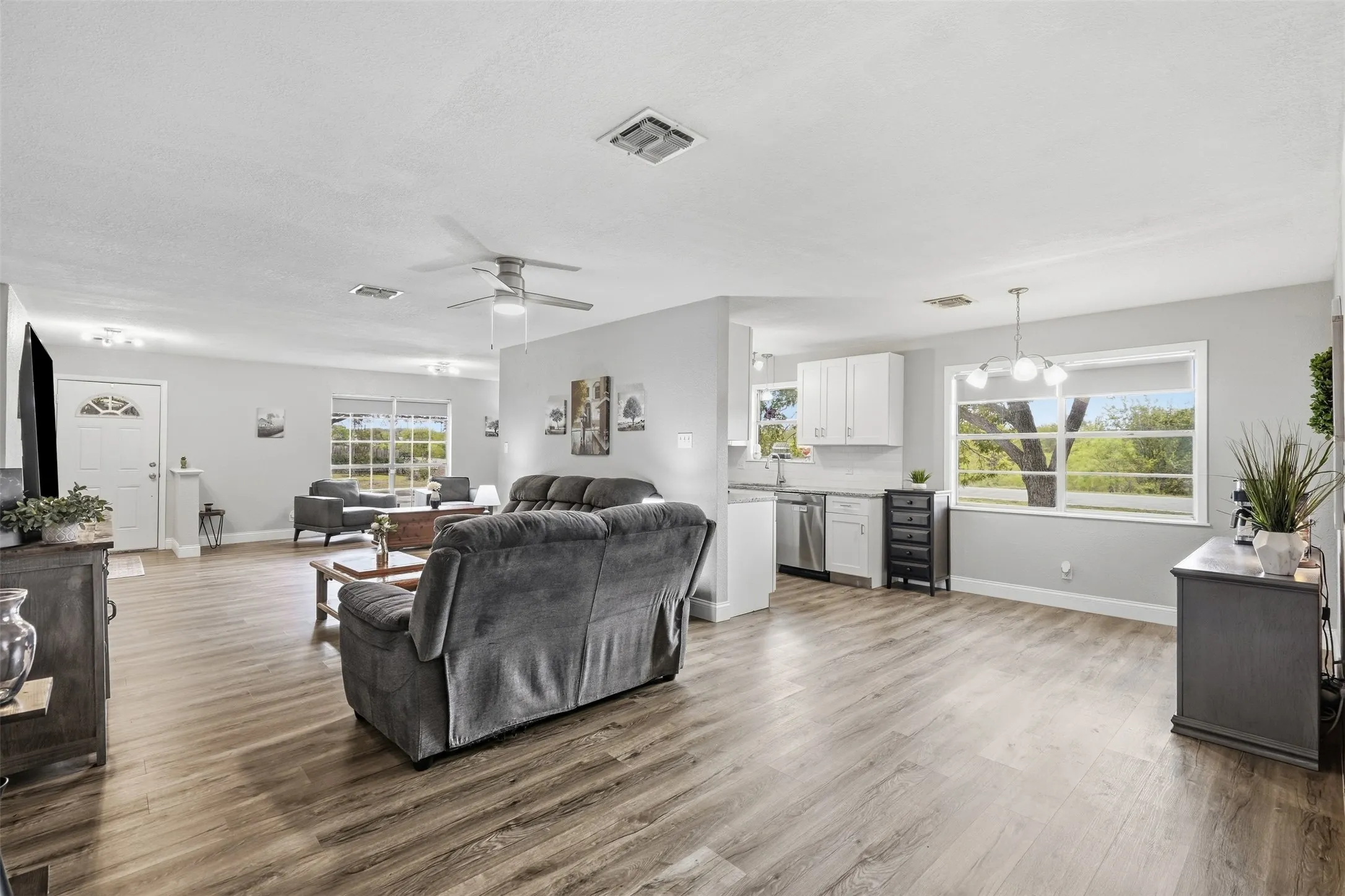 Single Family Residence For Sale in Hill County , 101 Falcon Lane, Hillsboro, Texas 76645, 4 Bedroom, 2 Bathroom, 2 Garage spaces, 1,973 Sqft, built in 1971, mls#21402819, Real Estate Agent in Hillsboro, Homes For Sale in Hill county, Homes For Sale in Hillsboro, Realtor in Hillsboro Texas, Real Estate Brokerage Independent Realty Texas, Luminita Cordes Realtor