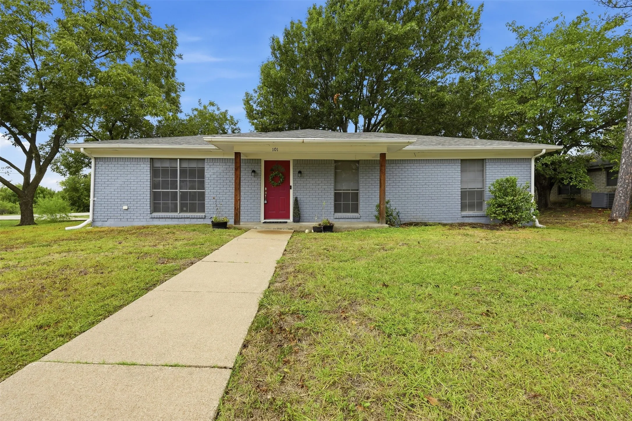 Single Family Residence For Sale in Hill County , 101 Falcon Lane, Hillsboro, Texas 76645, 4 Bedroom, 2 Bathroom, 2 Garage spaces, 1,973 Sqft, built in 1971, mls#21402819, Real Estate Agent in Hillsboro, Homes For Sale in Hill county, Homes For Sale in Hillsboro, Realtor in Hillsboro Texas, Real Estate Brokerage Independent Realty Texas, Luminita Cordes Realtor