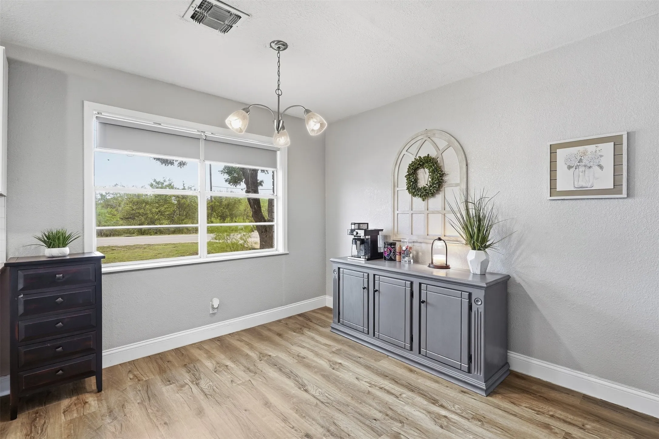 Single Family Residence For Sale in Hill County , 101 Falcon Lane, Hillsboro, Texas 76645, 4 Bedroom, 2 Bathroom, 2 Garage spaces, 1,973 Sqft, built in 1971, mls#21402819, Real Estate Agent in Hillsboro, Homes For Sale in Hill county, Homes For Sale in Hillsboro, Realtor in Hillsboro Texas, Real Estate Brokerage Independent Realty Texas, Luminita Cordes Realtor