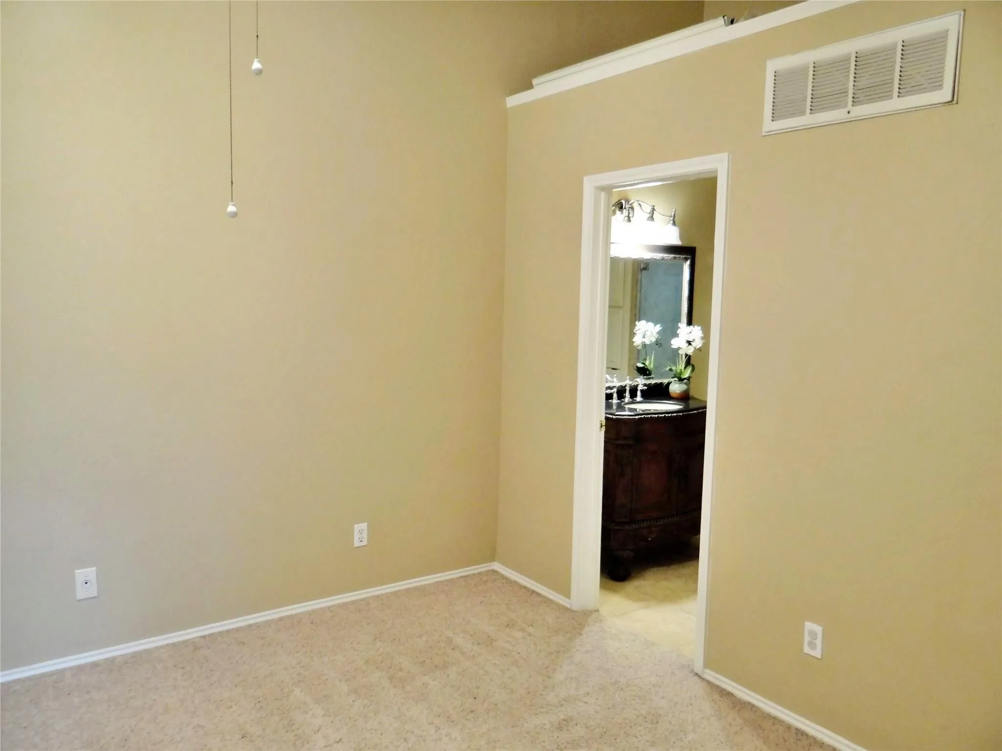 Townhouse For Rent in Dallas County , 517 Ranch Trail 127, Irving, Texas 75063, 2 Bedroom, 2 Bathroom, 1 Garage spaces, 1,189 Sqft, built in 1985, mls#21402826, Real Estate Agent in Irving, Homes For Rent in Dallas county, Homes For Rent in Irving, Realtor in Irving Texas, Real Estate Brokerage Independent Realty Texas, Luminita Cordes Realtor