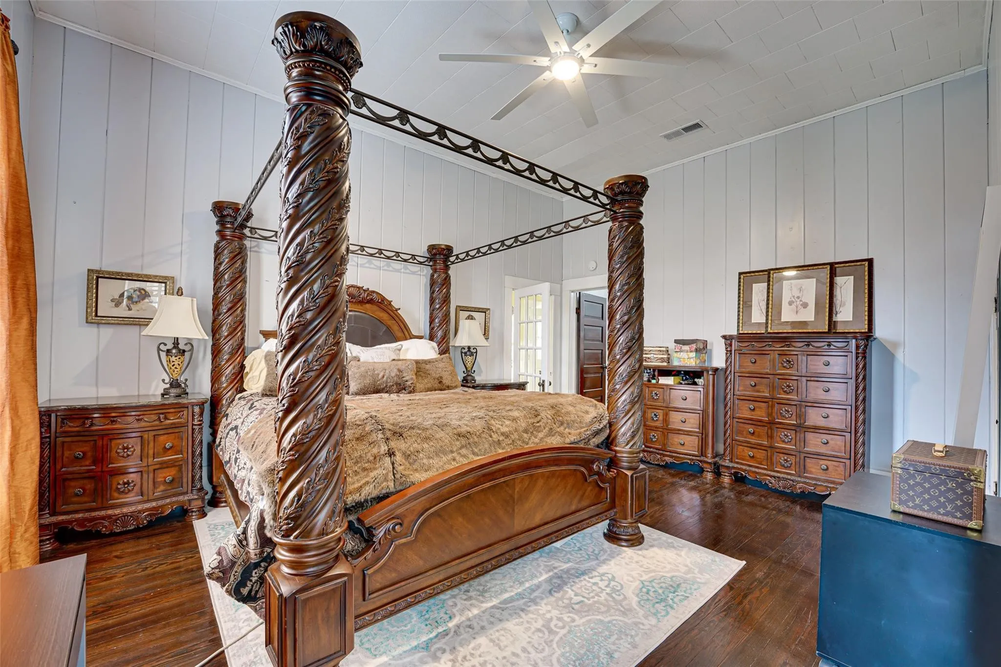 Single Family Residence For Sale in Hunt County , 1515 Caddo Street, Commerce, Texas 75428, 3 Bedroom, 2 Bathroom, 1 Garage spaces, 2,497 Sqft, built in 1912, mls#21402827, Real Estate Agent in Commerce, Homes For Sale in Hunt county, Homes For Sale in Commerce, Realtor in Commerce Texas, Real Estate Brokerage Independent Realty Texas, Luminita Cordes Realtor