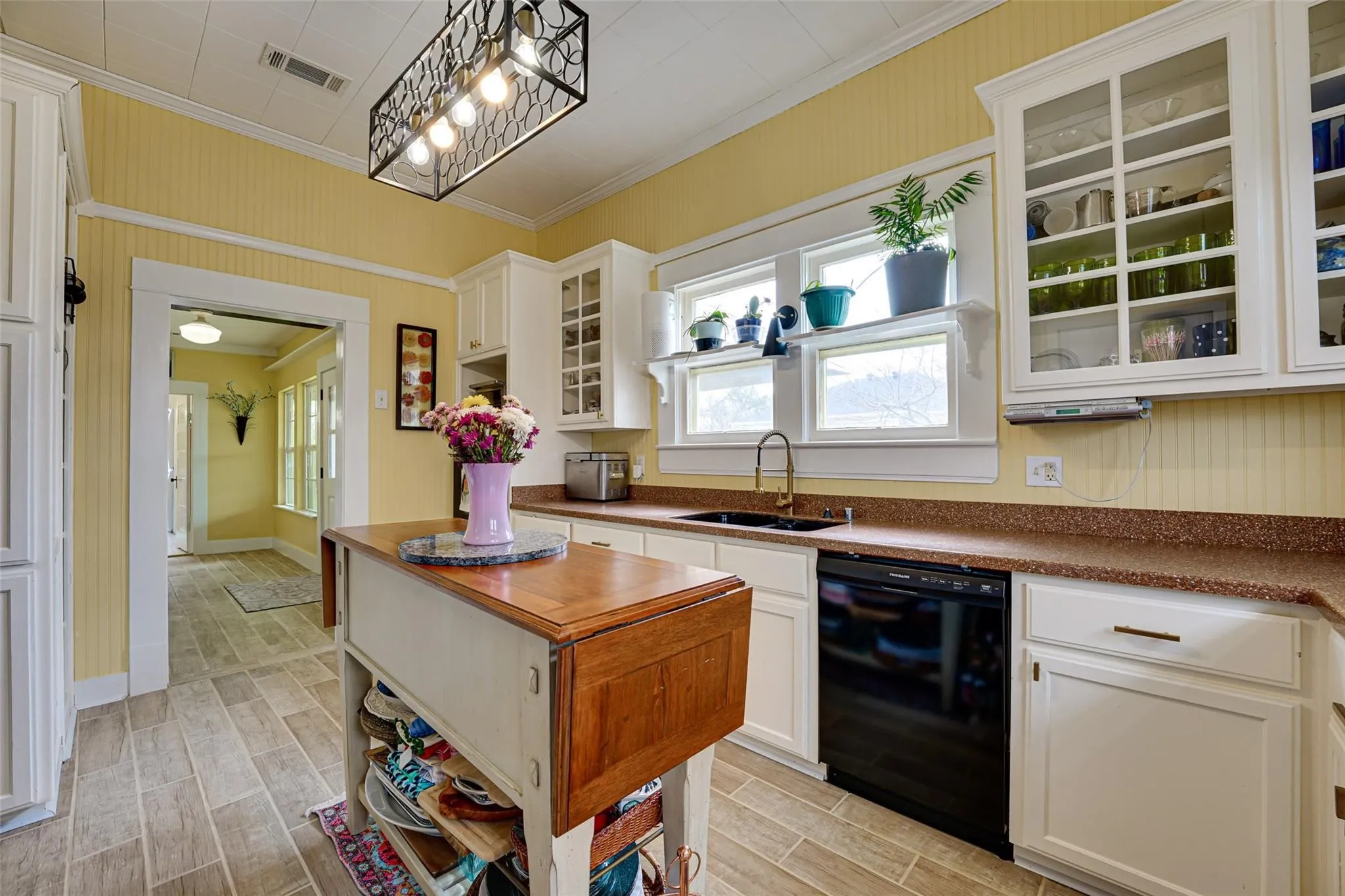 Single Family Residence For Sale in Hunt County , 1515 Caddo Street, Commerce, Texas 75428, 3 Bedroom, 2 Bathroom, 1 Garage spaces, 2,497 Sqft, built in 1912, mls#21402827, Real Estate Agent in Commerce, Homes For Sale in Hunt county, Homes For Sale in Commerce, Realtor in Commerce Texas, Real Estate Brokerage Independent Realty Texas, Luminita Cordes Realtor