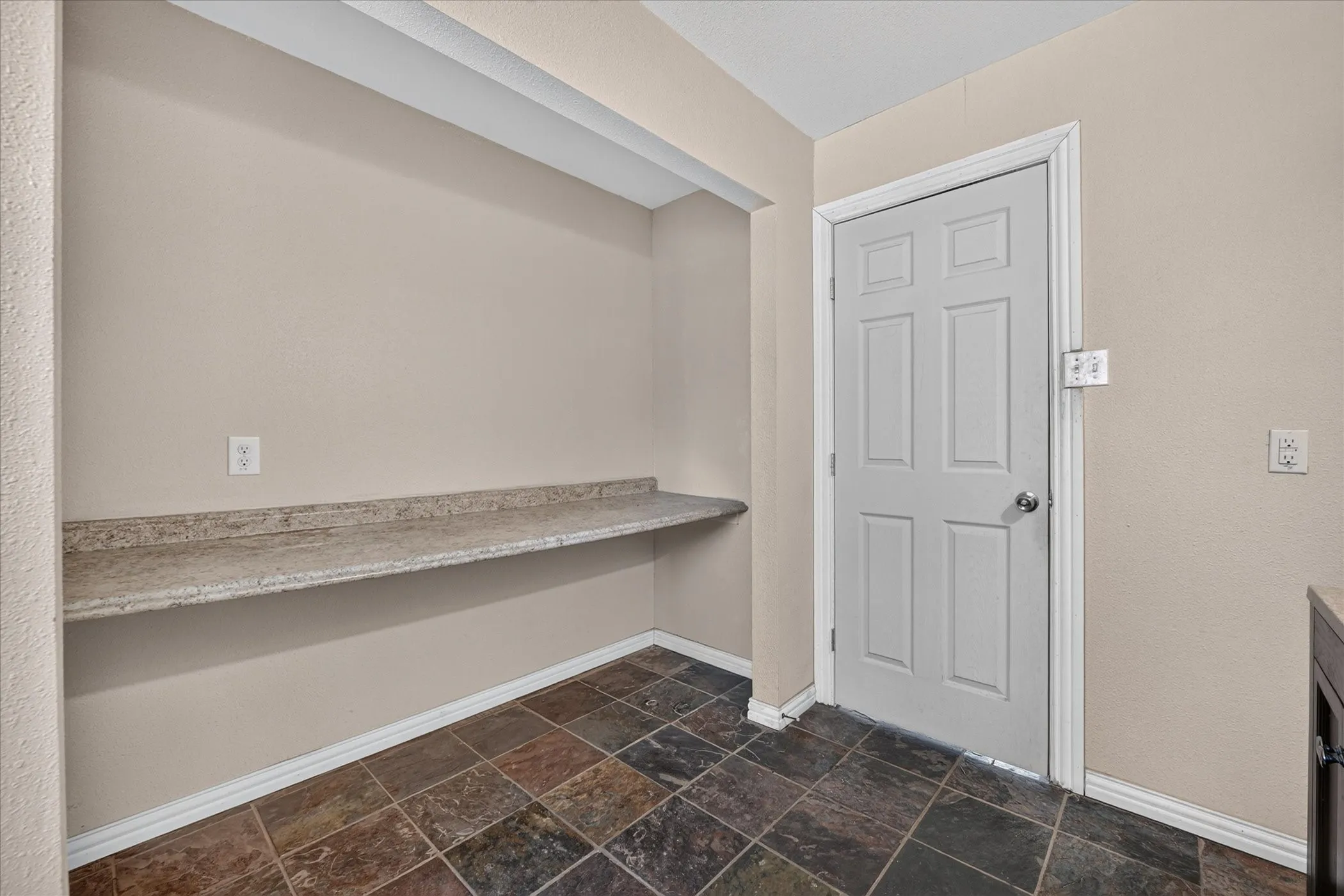 Single Family Residence For Sale in Tarrant County , 3001 Caddo Trail, Lake Worth, Texas 76135, 3 Bedroom, 2 Bathroom, 1 Garage spaces, 2,032 Sqft, built in 2017, mls#21400190, Real Estate Agent in Lake Worth, Homes For Sale in Tarrant county, Homes For Sale in Lake Worth, Realtor in Lake Worth Texas, Real Estate Brokerage Independent Realty Texas, Luminita Cordes Realtor