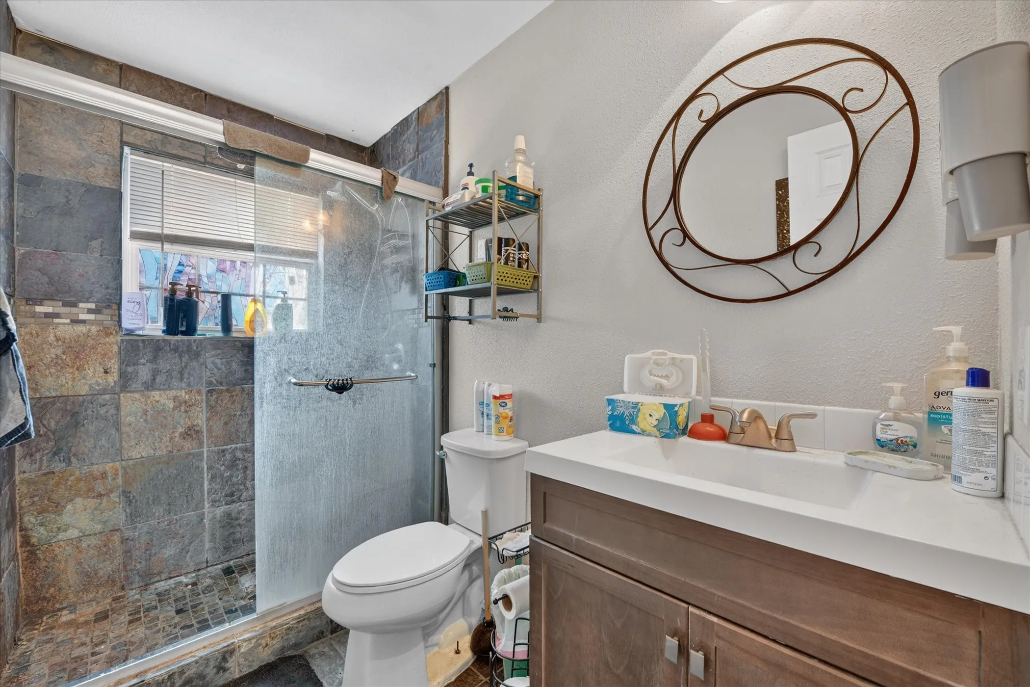 Single Family Residence For Sale in Tarrant County , 3001 Caddo Trail, Lake Worth, Texas 76135, 3 Bedroom, 2 Bathroom, 1 Garage spaces, 2,032 Sqft, built in 2017, mls#21400190, Real Estate Agent in Lake Worth, Homes For Sale in Tarrant county, Homes For Sale in Lake Worth, Realtor in Lake Worth Texas, Real Estate Brokerage Independent Realty Texas, Luminita Cordes Realtor