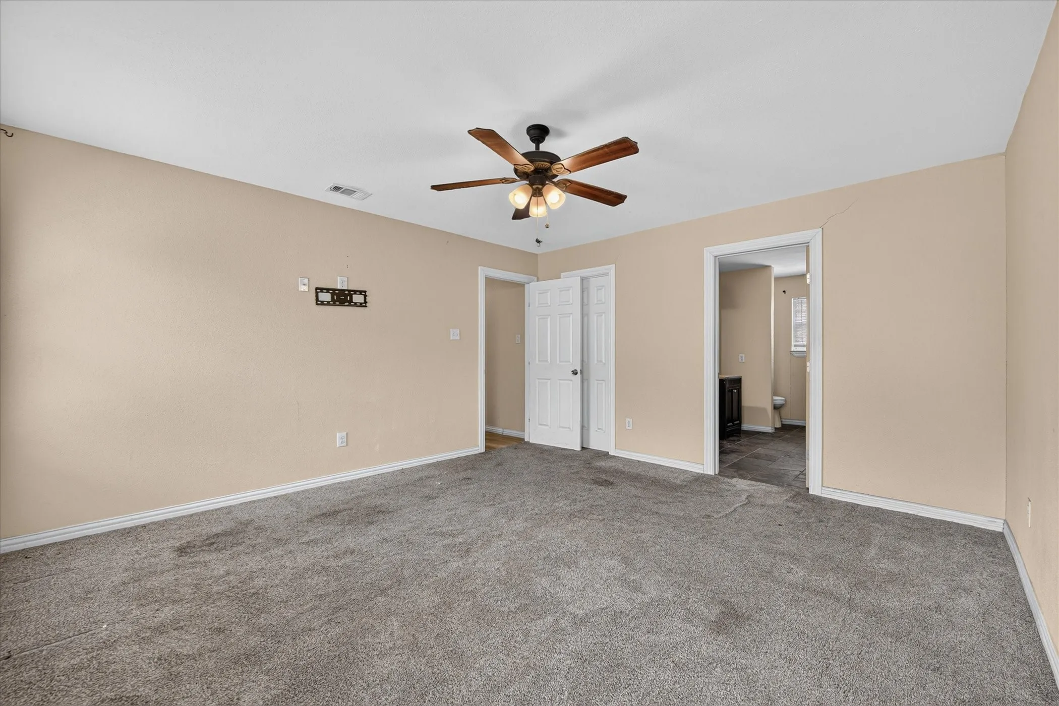 Single Family Residence For Sale in Tarrant County , 3001 Caddo Trail, Lake Worth, Texas 76135, 3 Bedroom, 2 Bathroom, 1 Garage spaces, 2,032 Sqft, built in 2017, mls#21400190, Real Estate Agent in Lake Worth, Homes For Sale in Tarrant county, Homes For Sale in Lake Worth, Realtor in Lake Worth Texas, Real Estate Brokerage Independent Realty Texas, Luminita Cordes Realtor