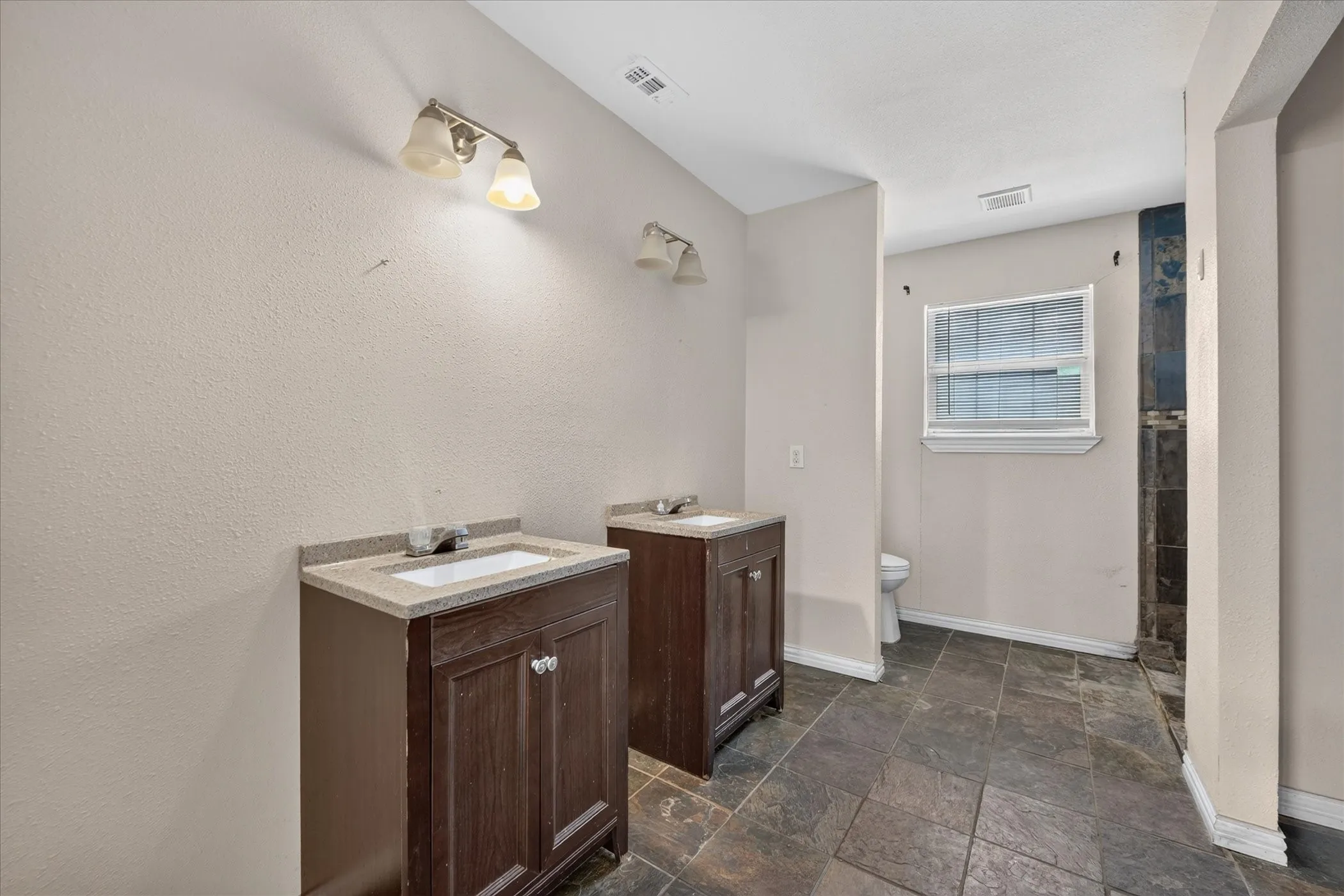 Single Family Residence For Sale in Tarrant County , 3001 Caddo Trail, Lake Worth, Texas 76135, 3 Bedroom, 2 Bathroom, 1 Garage spaces, 2,032 Sqft, built in 2017, mls#21400190, Real Estate Agent in Lake Worth, Homes For Sale in Tarrant county, Homes For Sale in Lake Worth, Realtor in Lake Worth Texas, Real Estate Brokerage Independent Realty Texas, Luminita Cordes Realtor