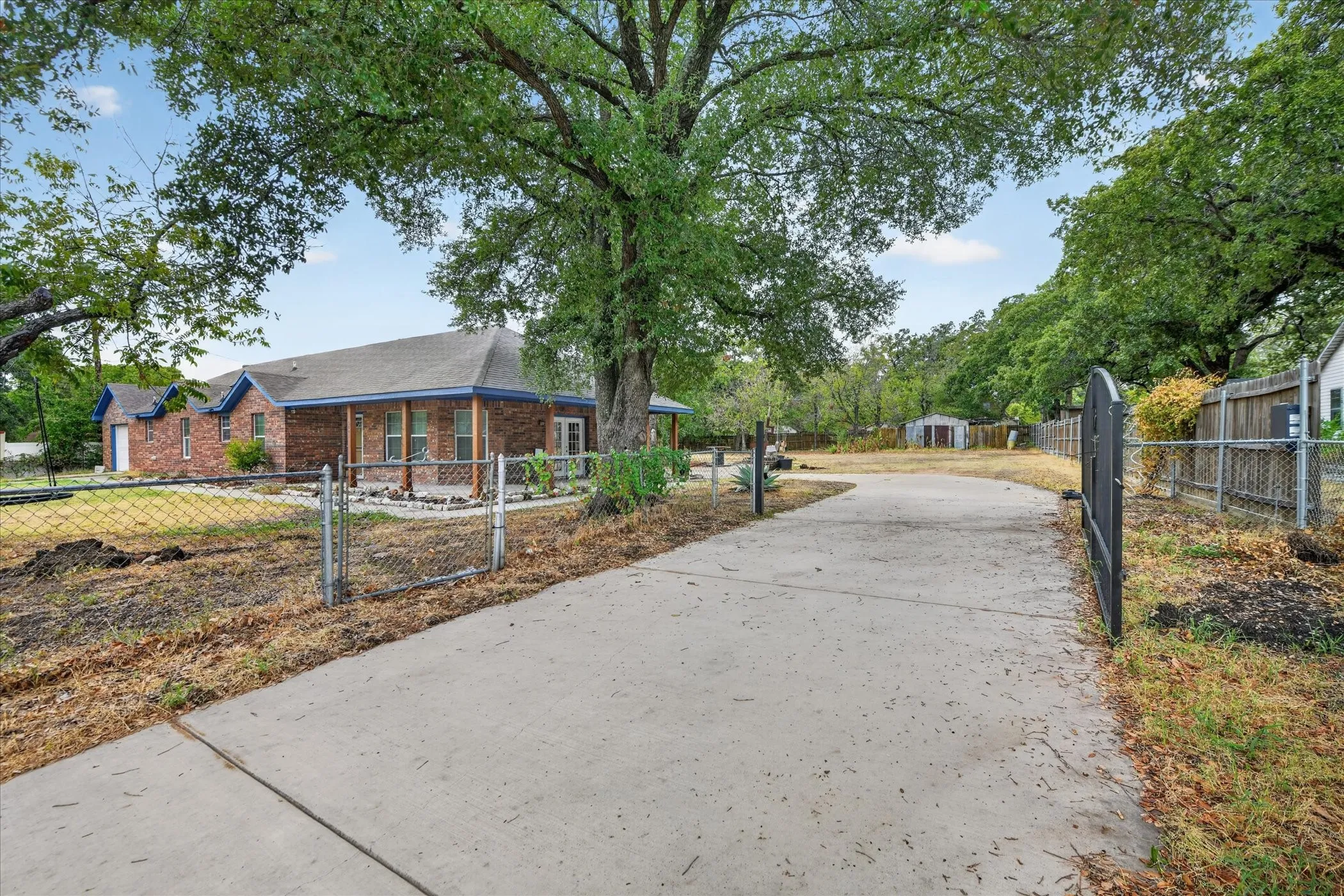 Single Family Residence For Sale in Tarrant County , 3001 Caddo Trail, Lake Worth, Texas 76135, 3 Bedroom, 2 Bathroom, 1 Garage spaces, 2,032 Sqft, built in 2017, mls#21400190, Real Estate Agent in Lake Worth, Homes For Sale in Tarrant county, Homes For Sale in Lake Worth, Realtor in Lake Worth Texas, Real Estate Brokerage Independent Realty Texas, Luminita Cordes Realtor