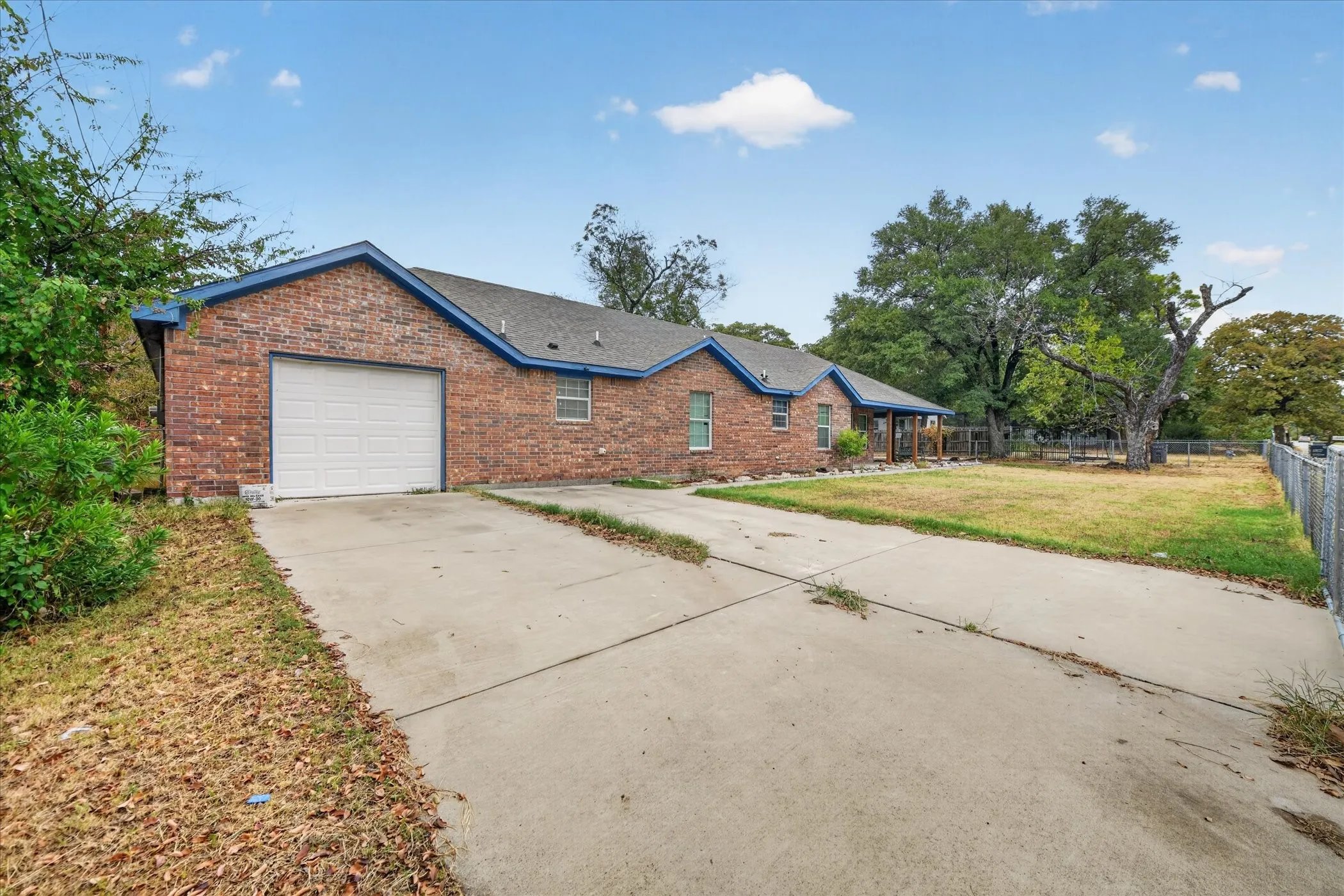 Single Family Residence For Sale in Tarrant County , 3001 Caddo Trail, Lake Worth, Texas 76135, 3 Bedroom, 2 Bathroom, 1 Garage spaces, 2,032 Sqft, built in 2017, mls#21400190, Real Estate Agent in Lake Worth, Homes For Sale in Tarrant county, Homes For Sale in Lake Worth, Realtor in Lake Worth Texas, Real Estate Brokerage Independent Realty Texas, Luminita Cordes Realtor