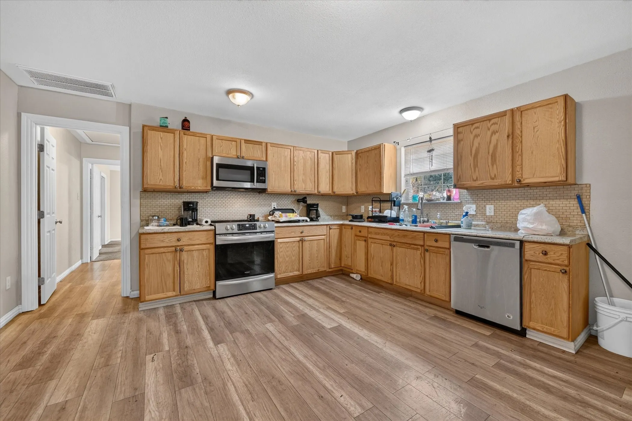 Single Family Residence For Sale in Tarrant County , 3001 Caddo Trail, Lake Worth, Texas 76135, 3 Bedroom, 2 Bathroom, 1 Garage spaces, 2,032 Sqft, built in 2017, mls#21400190, Real Estate Agent in Lake Worth, Homes For Sale in Tarrant county, Homes For Sale in Lake Worth, Realtor in Lake Worth Texas, Real Estate Brokerage Independent Realty Texas, Luminita Cordes Realtor