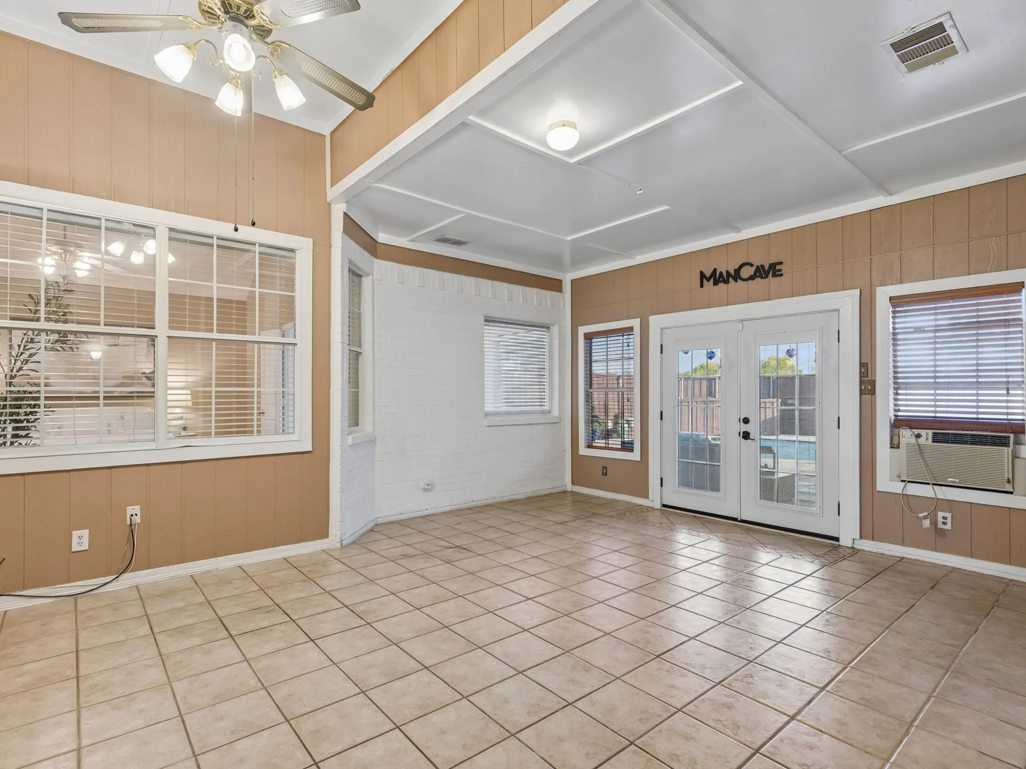 Single Family Residence For Sale in Dallas County , 1008 E Grubb Drive, Mesquite, Texas 75149, 3 Bedroom, 2 Bathroom, 2 Garage spaces, 2,495 Sqft, built in 1994, mls#21401168, Real Estate Agent in Mesquite, Homes For Sale in Dallas county, Homes For Sale in Mesquite, Realtor in Mesquite Texas, Real Estate Brokerage Independent Realty Texas, Luminita Cordes Realtor