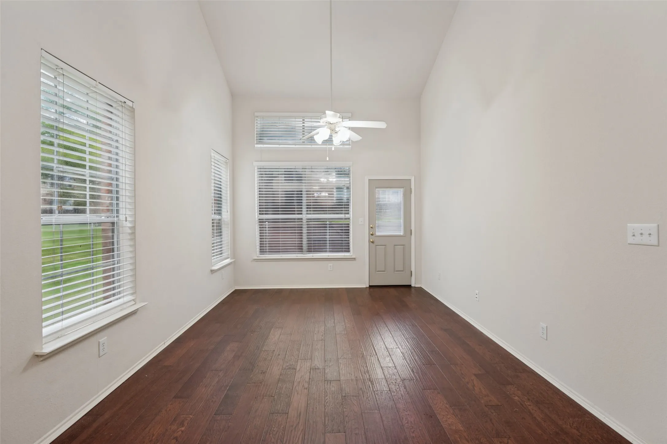 Townhouse For Rent in Denton County , 3236 Twist Trail, Plano, Texas 75093, 3 Bedroom, 3 Bathroom, 2 Garage spaces, 1,746 Sqft, built in 2003, mls#21402837, Real Estate Agent in Plano, Homes For Rent in Denton county, Homes For Rent in Plano, Realtor in Plano Texas, Real Estate Brokerage Independent Realty Texas, Luminita Cordes Realtor
