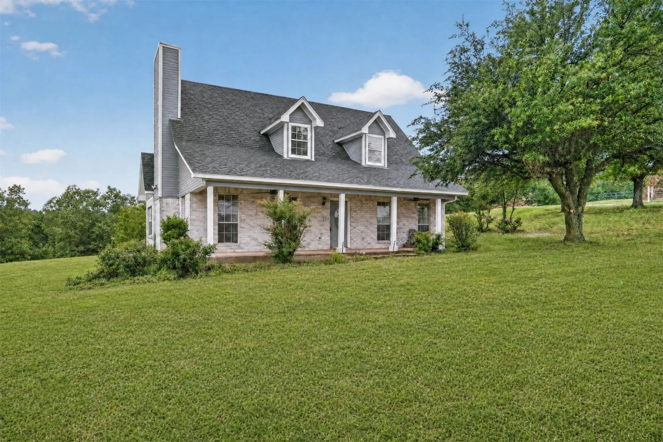 Single Family Residence For Sale in Parker County , 4697 Holbrook Road, Springtown, Texas 76082, 3 Bedroom, 3 Bathroom, 2 Garage spaces, 2,066 Sqft, built in 2001, mls#21402842, Real Estate Agent in Springtown, Homes For Sale in Parker county, Homes For Sale in Springtown, Realtor in Springtown Texas, Real Estate Brokerage Independent Realty Texas, Luminita Cordes Realtor