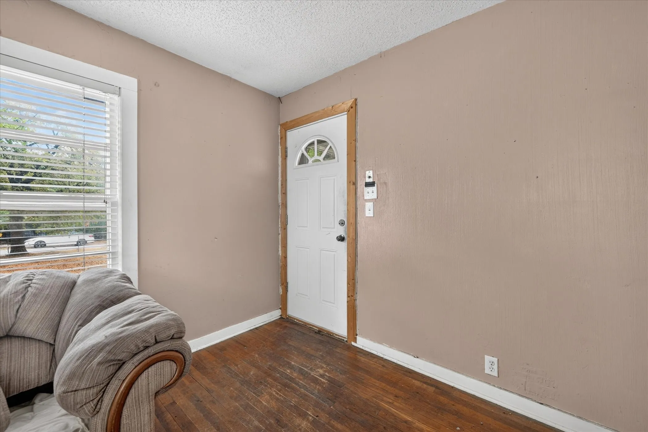Single Family Residence For Sale in Tarrant County , 3009 Caddo Trail, Lake Worth, Texas 76135, 3 Bedroom, 2 Bathroom, Garage spaces, 1,352 Sqft, built in 1975, mls#21400194, Real Estate Agent in Lake Worth, Homes For Sale in Tarrant county, Homes For Sale in Lake Worth, Realtor in Lake Worth Texas, Real Estate Brokerage Independent Realty Texas, Luminita Cordes Realtor