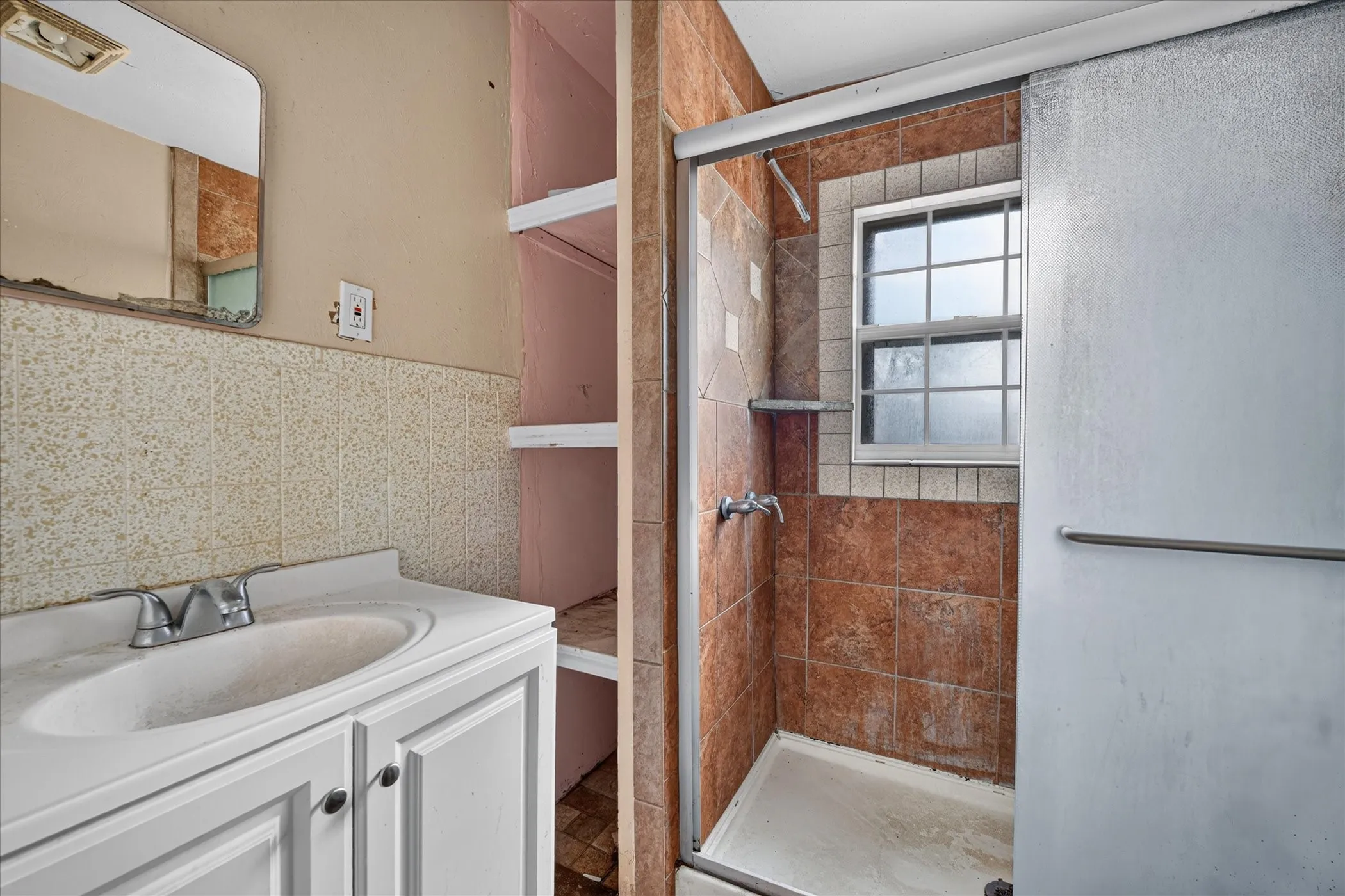 Single Family Residence For Sale in Tarrant County , 3009 Caddo Trail, Lake Worth, Texas 76135, 3 Bedroom, 2 Bathroom, Garage spaces, 1,352 Sqft, built in 1975, mls#21400194, Real Estate Agent in Lake Worth, Homes For Sale in Tarrant county, Homes For Sale in Lake Worth, Realtor in Lake Worth Texas, Real Estate Brokerage Independent Realty Texas, Luminita Cordes Realtor