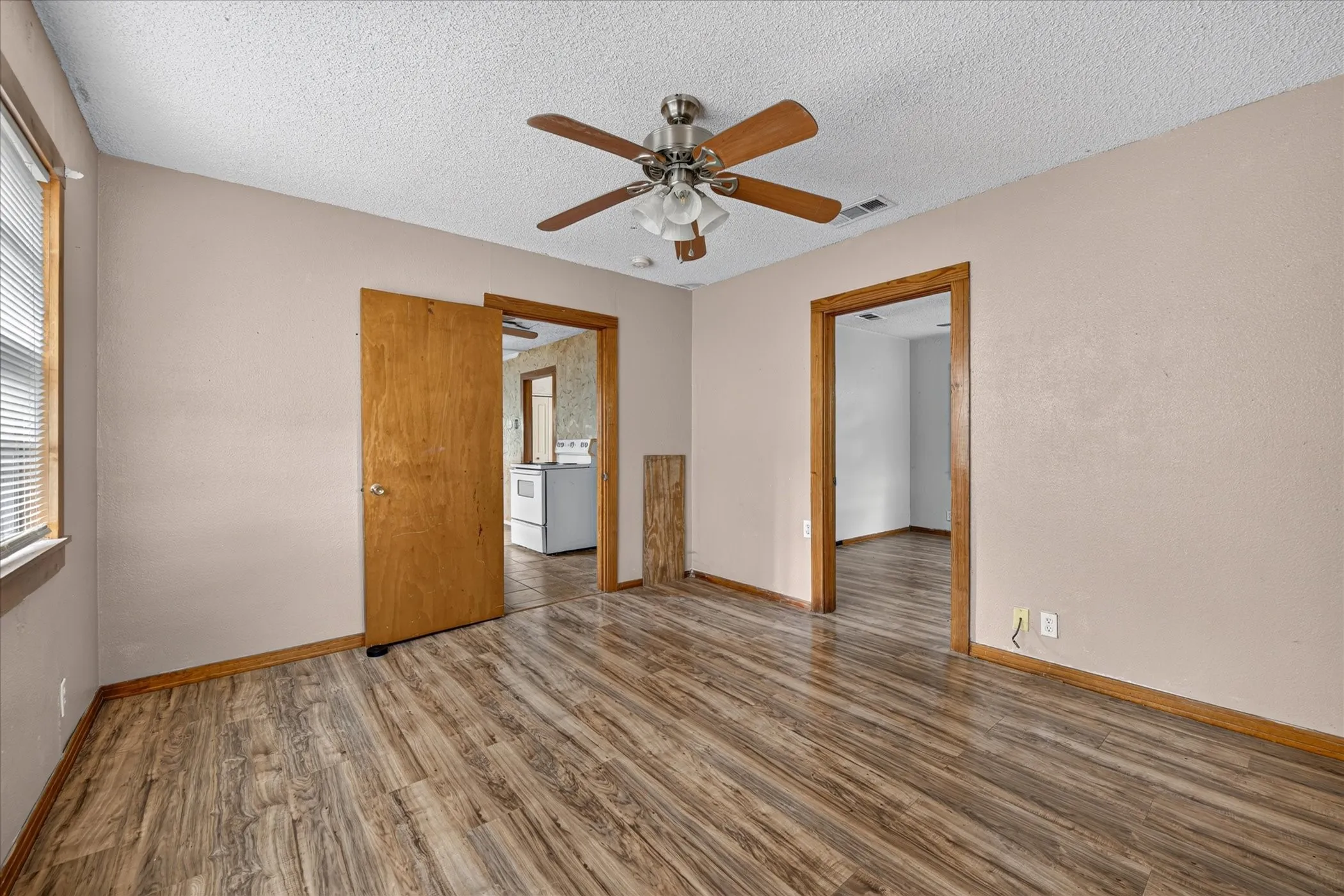 Single Family Residence For Sale in Tarrant County , 3009 Caddo Trail, Lake Worth, Texas 76135, 3 Bedroom, 2 Bathroom, Garage spaces, 1,352 Sqft, built in 1975, mls#21400194, Real Estate Agent in Lake Worth, Homes For Sale in Tarrant county, Homes For Sale in Lake Worth, Realtor in Lake Worth Texas, Real Estate Brokerage Independent Realty Texas, Luminita Cordes Realtor
