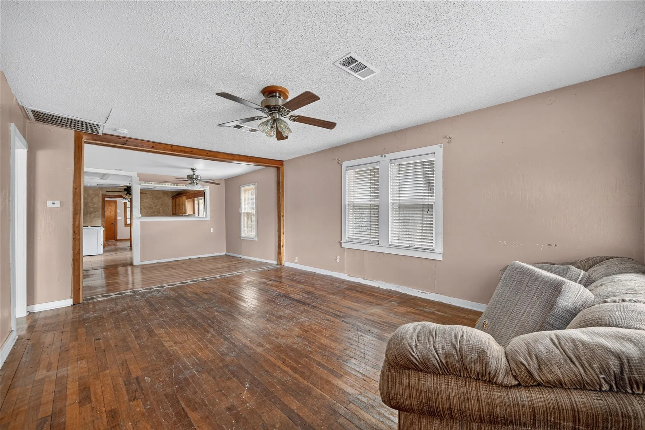 Single Family Residence For Sale in Tarrant County , 3009 Caddo Trail, Lake Worth, Texas 76135, 3 Bedroom, 2 Bathroom, Garage spaces, 1,352 Sqft, built in 1975, mls#21400194, Real Estate Agent in Lake Worth, Homes For Sale in Tarrant county, Homes For Sale in Lake Worth, Realtor in Lake Worth Texas, Real Estate Brokerage Independent Realty Texas, Luminita Cordes Realtor