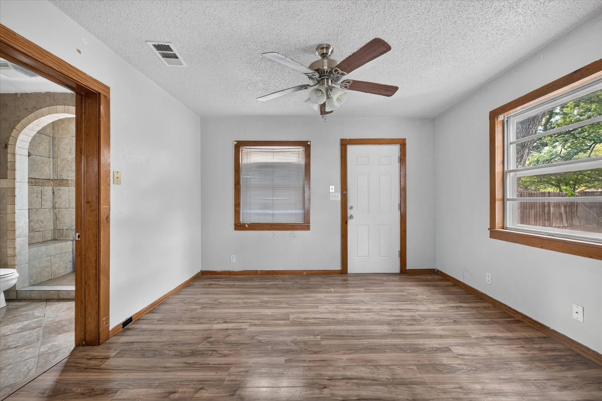 Single Family Residence For Sale in Tarrant County , 3009 Caddo Trail, Lake Worth, Texas 76135, 3 Bedroom, 2 Bathroom, Garage spaces, 1,352 Sqft, built in 1975, mls#21400194, Real Estate Agent in Lake Worth, Homes For Sale in Tarrant county, Homes For Sale in Lake Worth, Realtor in Lake Worth Texas, Real Estate Brokerage Independent Realty Texas, Luminita Cordes Realtor
