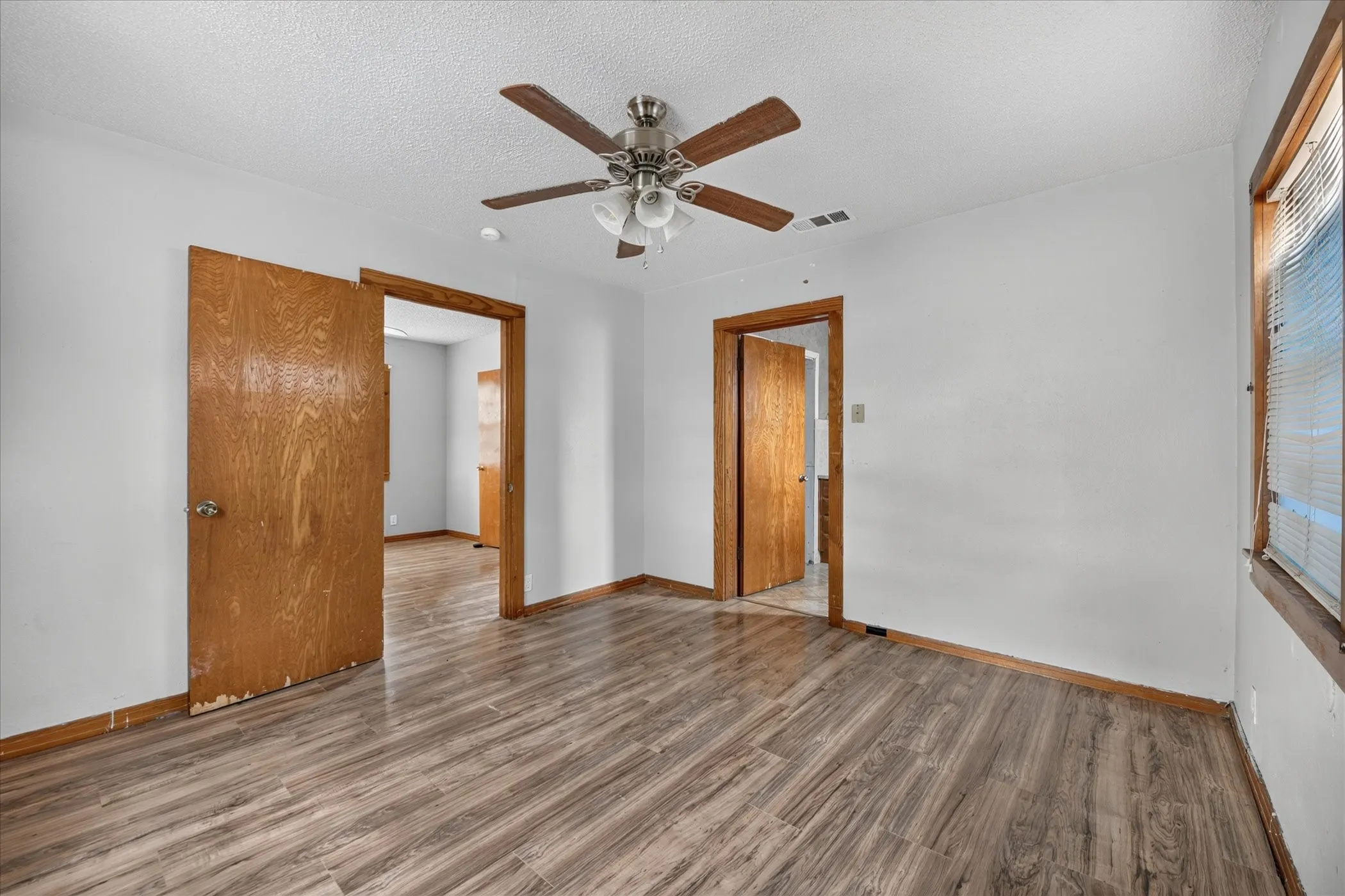 Single Family Residence For Sale in Tarrant County , 3009 Caddo Trail, Lake Worth, Texas 76135, 3 Bedroom, 2 Bathroom, Garage spaces, 1,352 Sqft, built in 1975, mls#21400194, Real Estate Agent in Lake Worth, Homes For Sale in Tarrant county, Homes For Sale in Lake Worth, Realtor in Lake Worth Texas, Real Estate Brokerage Independent Realty Texas, Luminita Cordes Realtor