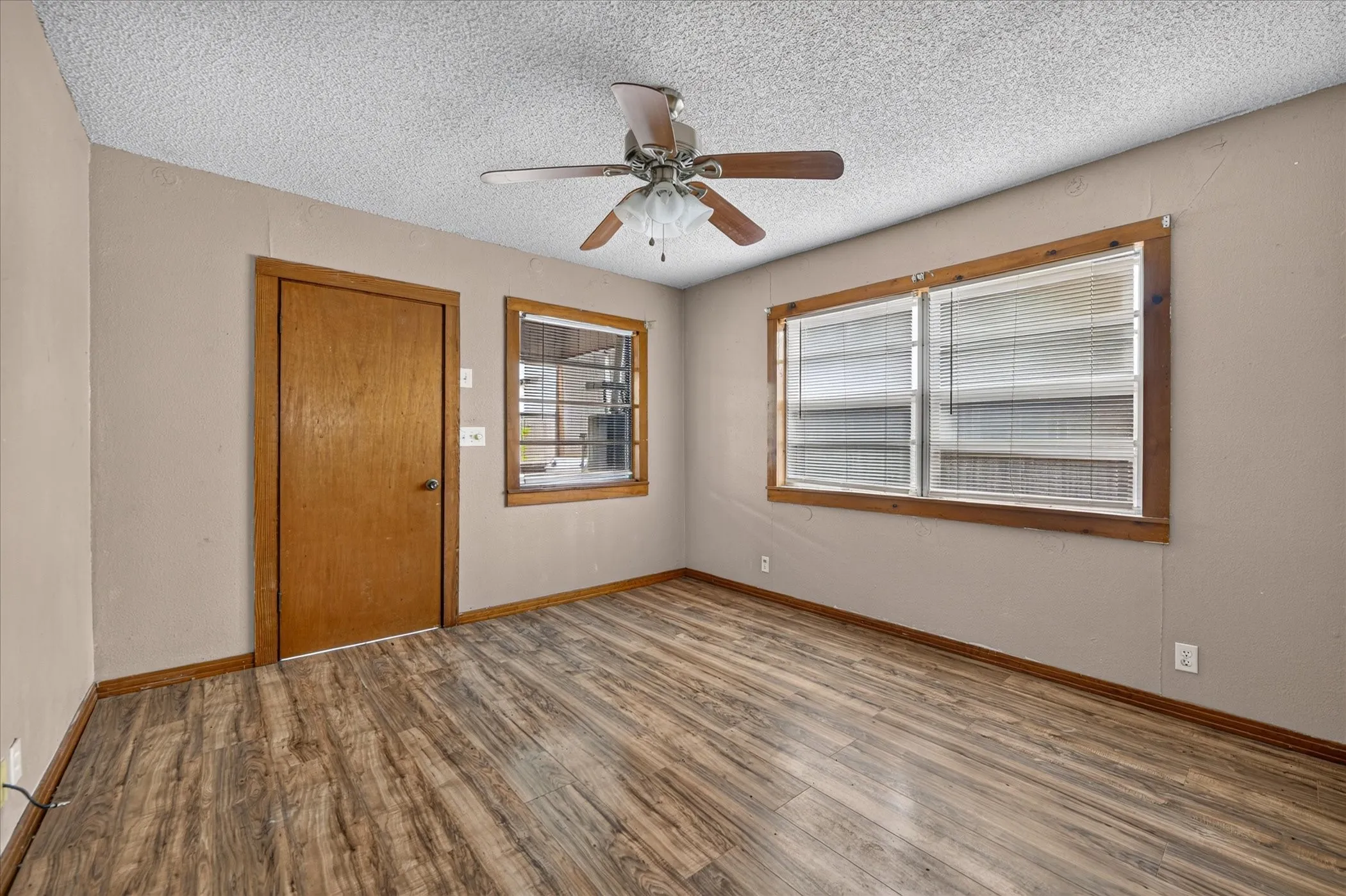 Single Family Residence For Sale in Tarrant County , 3009 Caddo Trail, Lake Worth, Texas 76135, 3 Bedroom, 2 Bathroom, Garage spaces, 1,352 Sqft, built in 1975, mls#21400194, Real Estate Agent in Lake Worth, Homes For Sale in Tarrant county, Homes For Sale in Lake Worth, Realtor in Lake Worth Texas, Real Estate Brokerage Independent Realty Texas, Luminita Cordes Realtor