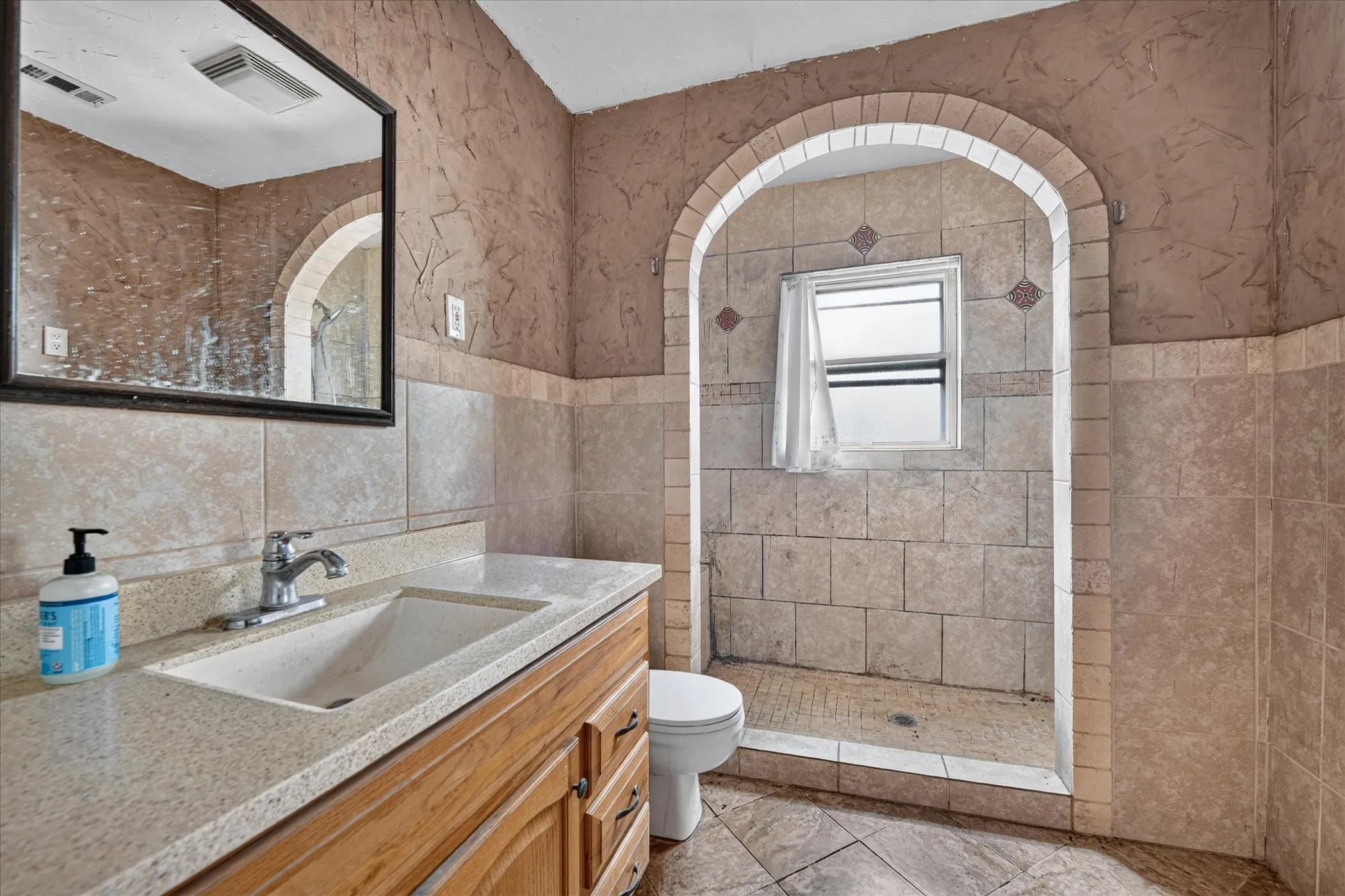 Single Family Residence For Sale in Tarrant County , 3009 Caddo Trail, Lake Worth, Texas 76135, 3 Bedroom, 2 Bathroom, Garage spaces, 1,352 Sqft, built in 1975, mls#21400194, Real Estate Agent in Lake Worth, Homes For Sale in Tarrant county, Homes For Sale in Lake Worth, Realtor in Lake Worth Texas, Real Estate Brokerage Independent Realty Texas, Luminita Cordes Realtor
