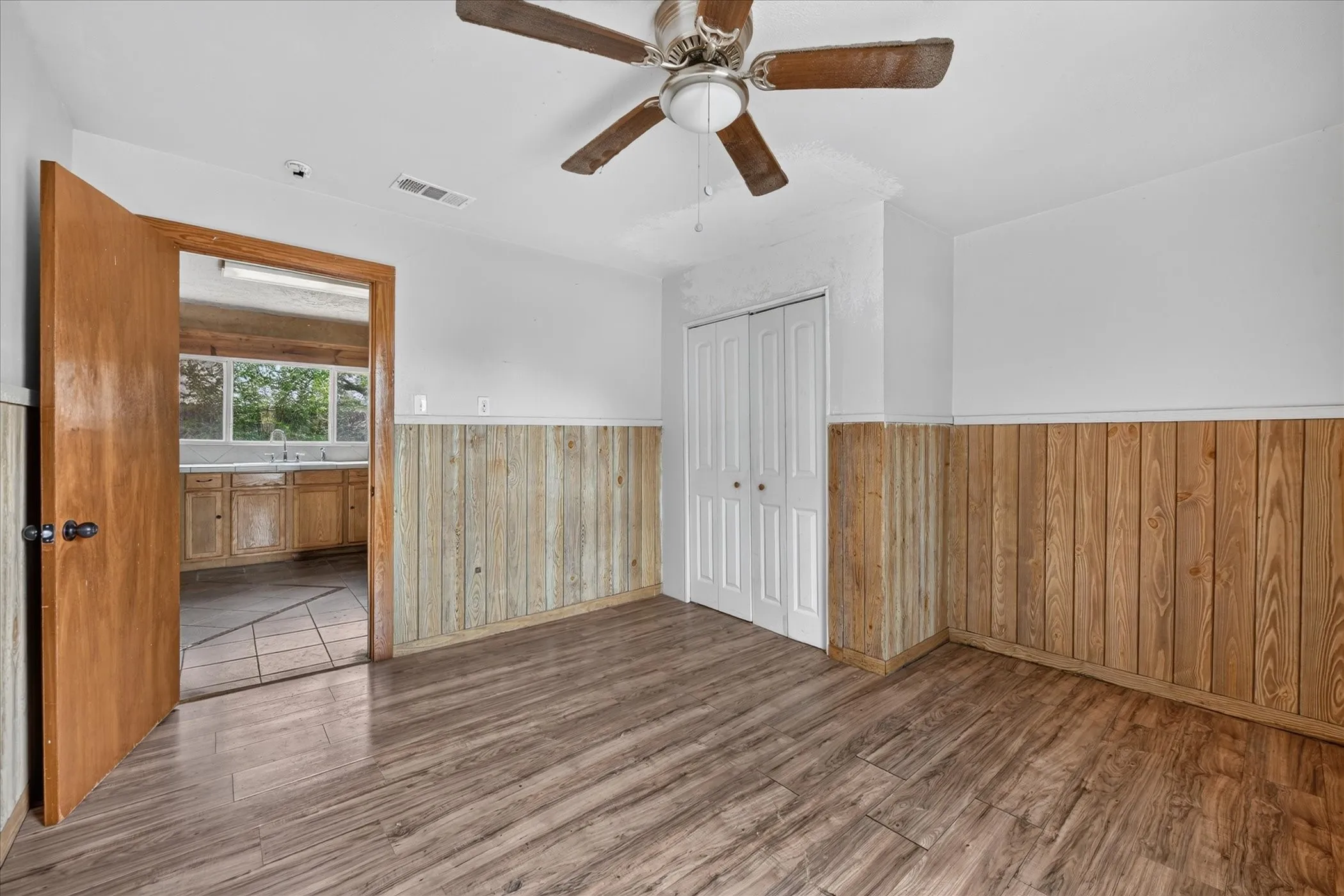 Single Family Residence For Sale in Tarrant County , 3009 Caddo Trail, Lake Worth, Texas 76135, 3 Bedroom, 2 Bathroom, Garage spaces, 1,352 Sqft, built in 1975, mls#21400194, Real Estate Agent in Lake Worth, Homes For Sale in Tarrant county, Homes For Sale in Lake Worth, Realtor in Lake Worth Texas, Real Estate Brokerage Independent Realty Texas, Luminita Cordes Realtor