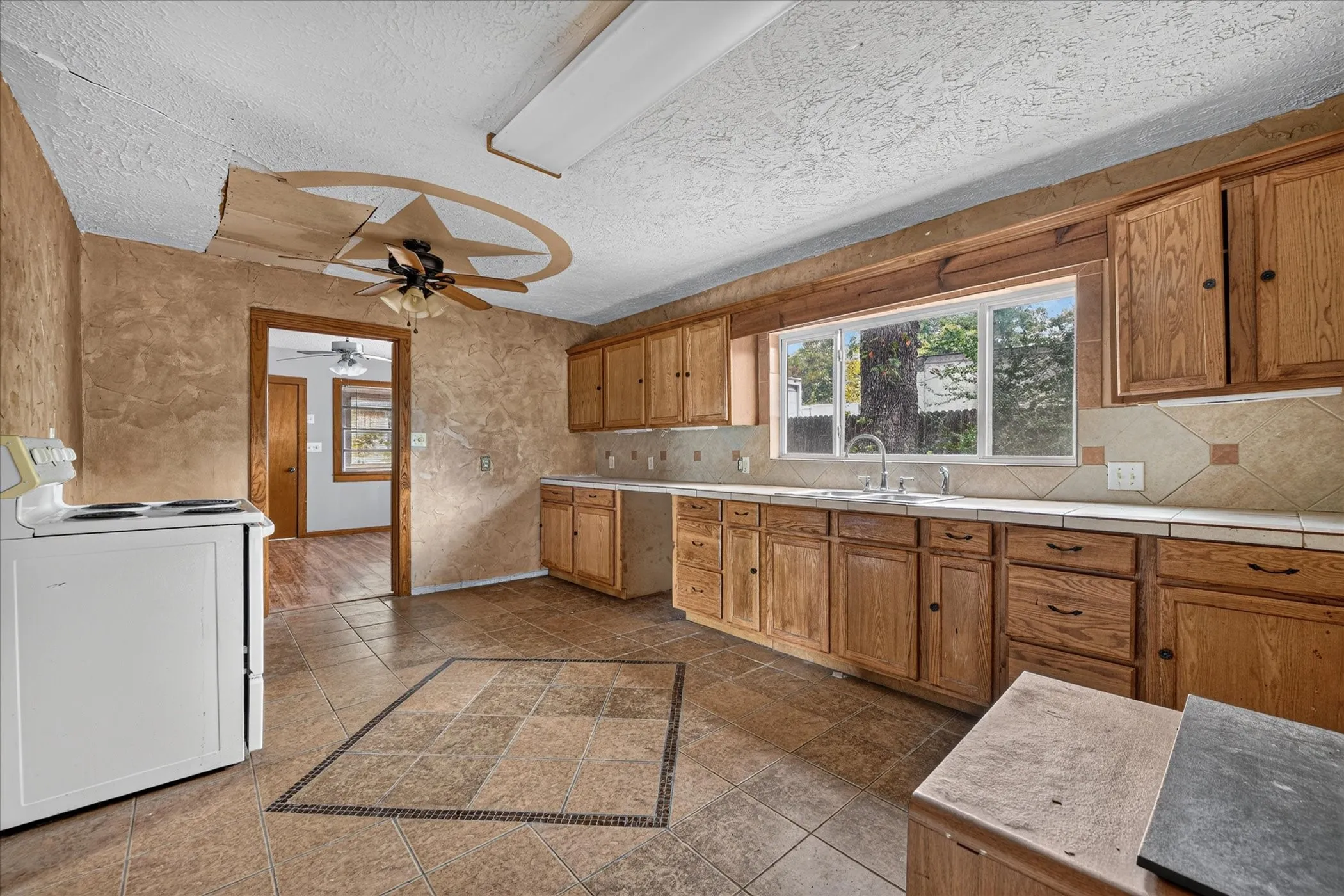 Single Family Residence For Sale in Tarrant County , 3009 Caddo Trail, Lake Worth, Texas 76135, 3 Bedroom, 2 Bathroom, Garage spaces, 1,352 Sqft, built in 1975, mls#21400194, Real Estate Agent in Lake Worth, Homes For Sale in Tarrant county, Homes For Sale in Lake Worth, Realtor in Lake Worth Texas, Real Estate Brokerage Independent Realty Texas, Luminita Cordes Realtor