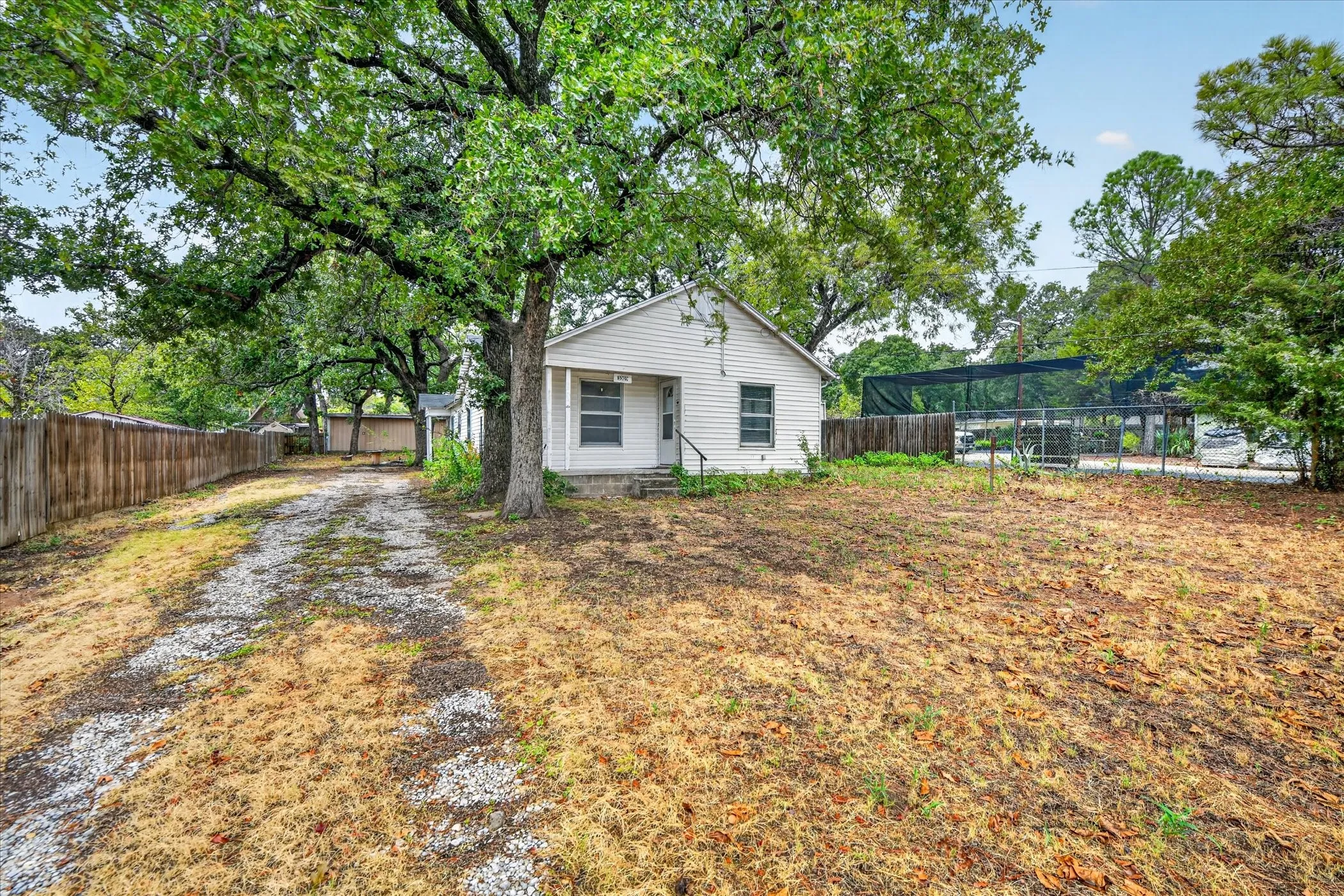 Single Family Residence For Sale in Tarrant County , 3009 Caddo Trail, Lake Worth, Texas 76135, 3 Bedroom, 2 Bathroom, Garage spaces, 1,352 Sqft, built in 1975, mls#21400194, Real Estate Agent in Lake Worth, Homes For Sale in Tarrant county, Homes For Sale in Lake Worth, Realtor in Lake Worth Texas, Real Estate Brokerage Independent Realty Texas, Luminita Cordes Realtor