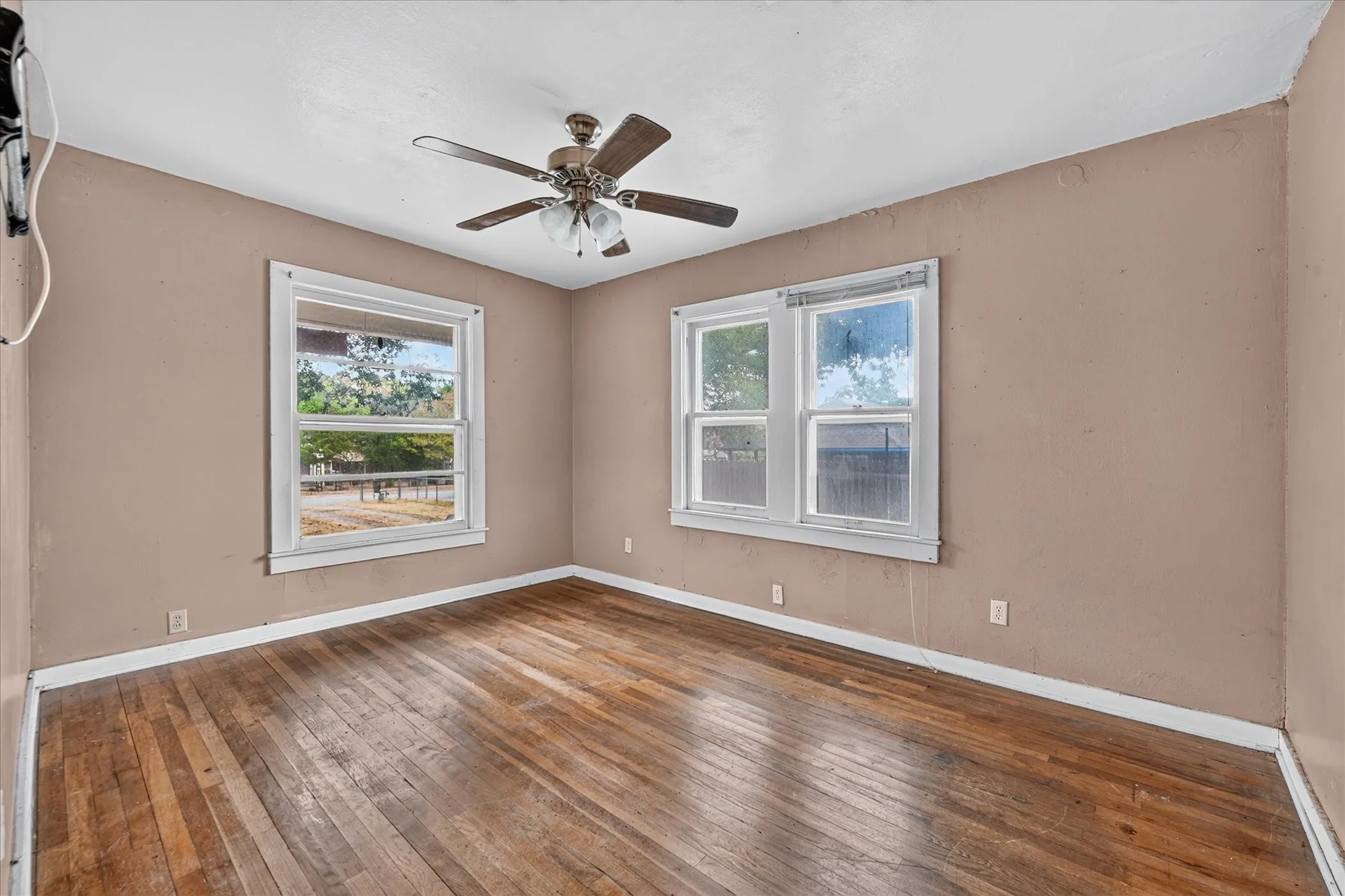 Single Family Residence For Sale in Tarrant County , 3009 Caddo Trail, Lake Worth, Texas 76135, 3 Bedroom, 2 Bathroom, Garage spaces, 1,352 Sqft, built in 1975, mls#21400194, Real Estate Agent in Lake Worth, Homes For Sale in Tarrant county, Homes For Sale in Lake Worth, Realtor in Lake Worth Texas, Real Estate Brokerage Independent Realty Texas, Luminita Cordes Realtor