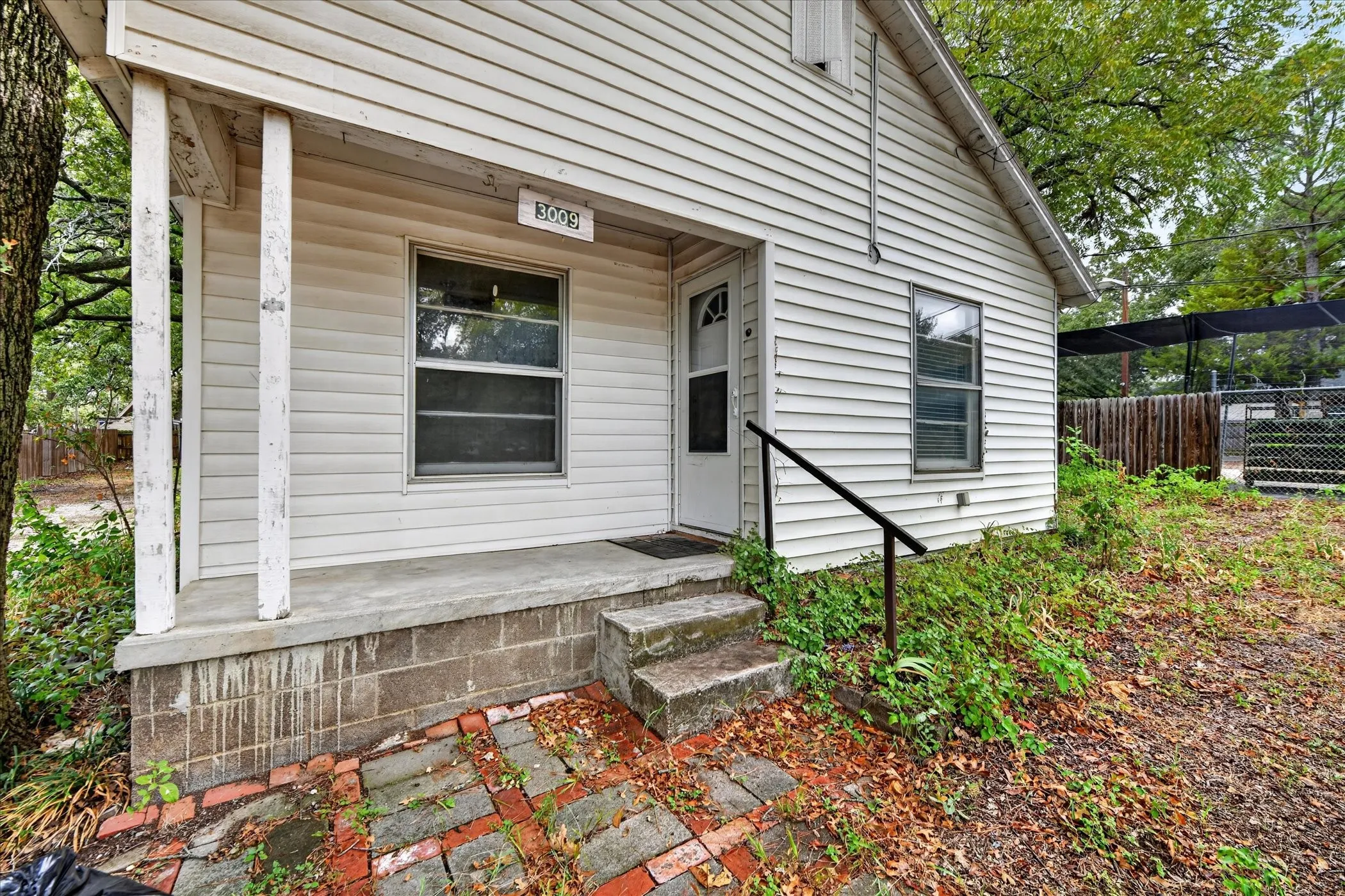 Single Family Residence For Sale in Tarrant County , 3009 Caddo Trail, Lake Worth, Texas 76135, 3 Bedroom, 2 Bathroom, Garage spaces, 1,352 Sqft, built in 1975, mls#21400194, Real Estate Agent in Lake Worth, Homes For Sale in Tarrant county, Homes For Sale in Lake Worth, Realtor in Lake Worth Texas, Real Estate Brokerage Independent Realty Texas, Luminita Cordes Realtor