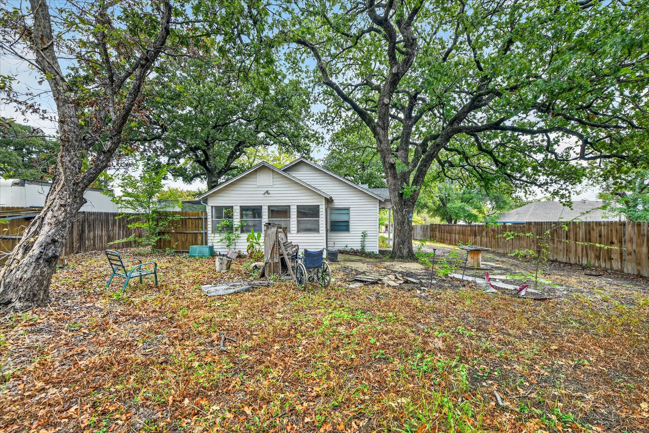 Single Family Residence For Sale in Tarrant County , 3009 Caddo Trail, Lake Worth, Texas 76135, 3 Bedroom, 2 Bathroom, Garage spaces, 1,352 Sqft, built in 1975, mls#21400194, Real Estate Agent in Lake Worth, Homes For Sale in Tarrant county, Homes For Sale in Lake Worth, Realtor in Lake Worth Texas, Real Estate Brokerage Independent Realty Texas, Luminita Cordes Realtor