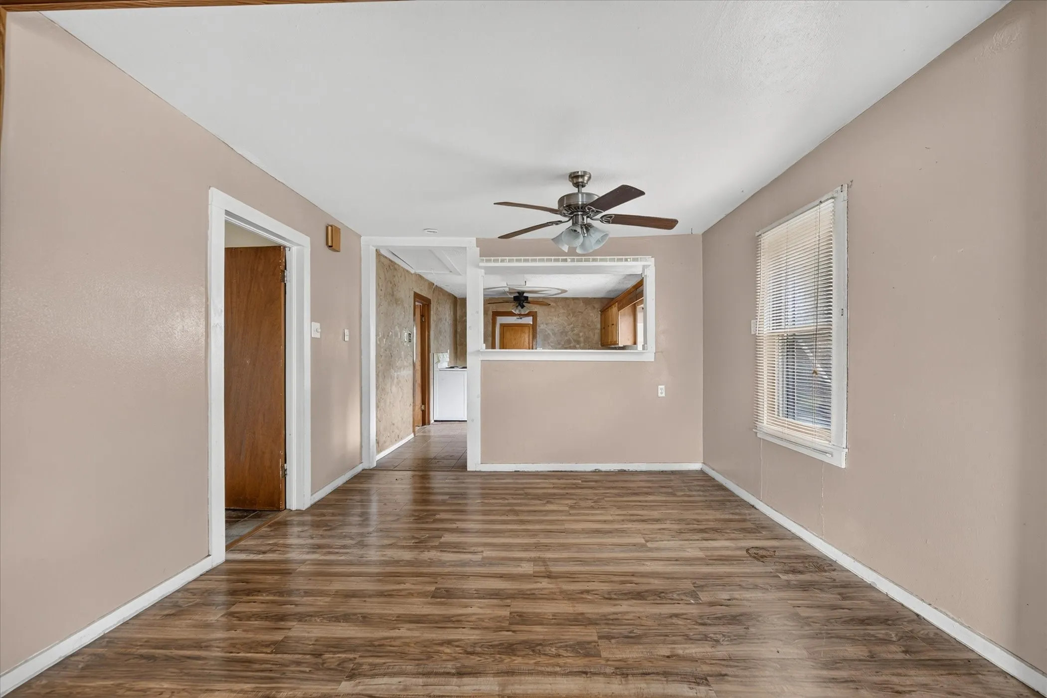 Single Family Residence For Sale in Tarrant County , 3009 Caddo Trail, Lake Worth, Texas 76135, 3 Bedroom, 2 Bathroom, Garage spaces, 1,352 Sqft, built in 1975, mls#21400194, Real Estate Agent in Lake Worth, Homes For Sale in Tarrant county, Homes For Sale in Lake Worth, Realtor in Lake Worth Texas, Real Estate Brokerage Independent Realty Texas, Luminita Cordes Realtor