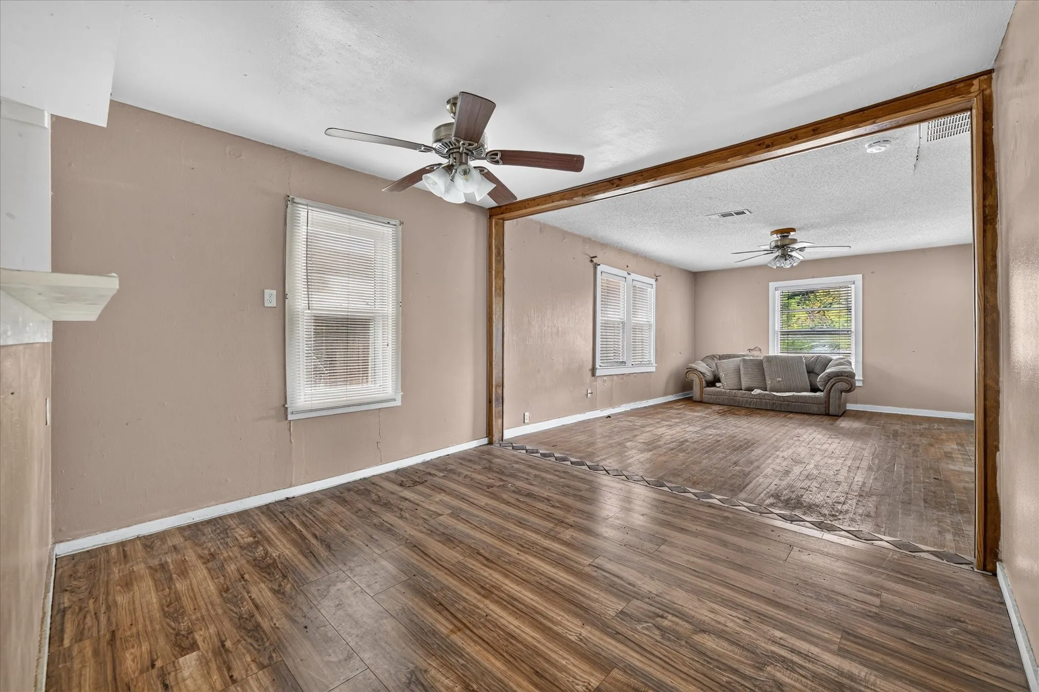 Single Family Residence For Sale in Tarrant County , 3009 Caddo Trail, Lake Worth, Texas 76135, 3 Bedroom, 2 Bathroom, Garage spaces, 1,352 Sqft, built in 1975, mls#21400194, Real Estate Agent in Lake Worth, Homes For Sale in Tarrant county, Homes For Sale in Lake Worth, Realtor in Lake Worth Texas, Real Estate Brokerage Independent Realty Texas, Luminita Cordes Realtor