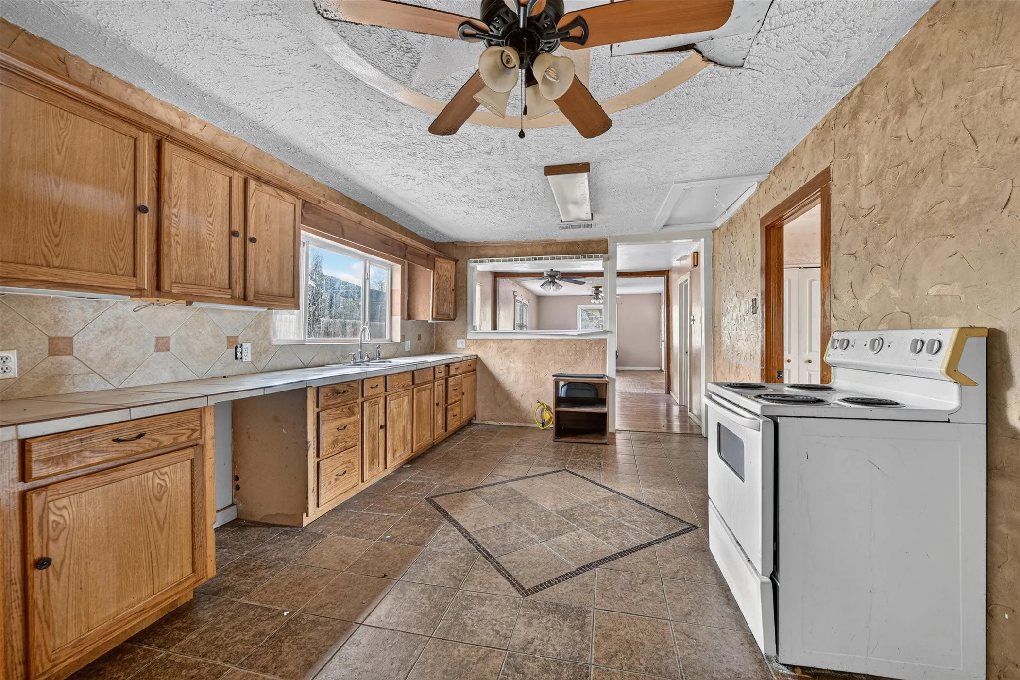Single Family Residence For Sale in Tarrant County , 3009 Caddo Trail, Lake Worth, Texas 76135, 3 Bedroom, 2 Bathroom, Garage spaces, 1,352 Sqft, built in 1975, mls#21400194, Real Estate Agent in Lake Worth, Homes For Sale in Tarrant county, Homes For Sale in Lake Worth, Realtor in Lake Worth Texas, Real Estate Brokerage Independent Realty Texas, Luminita Cordes Realtor