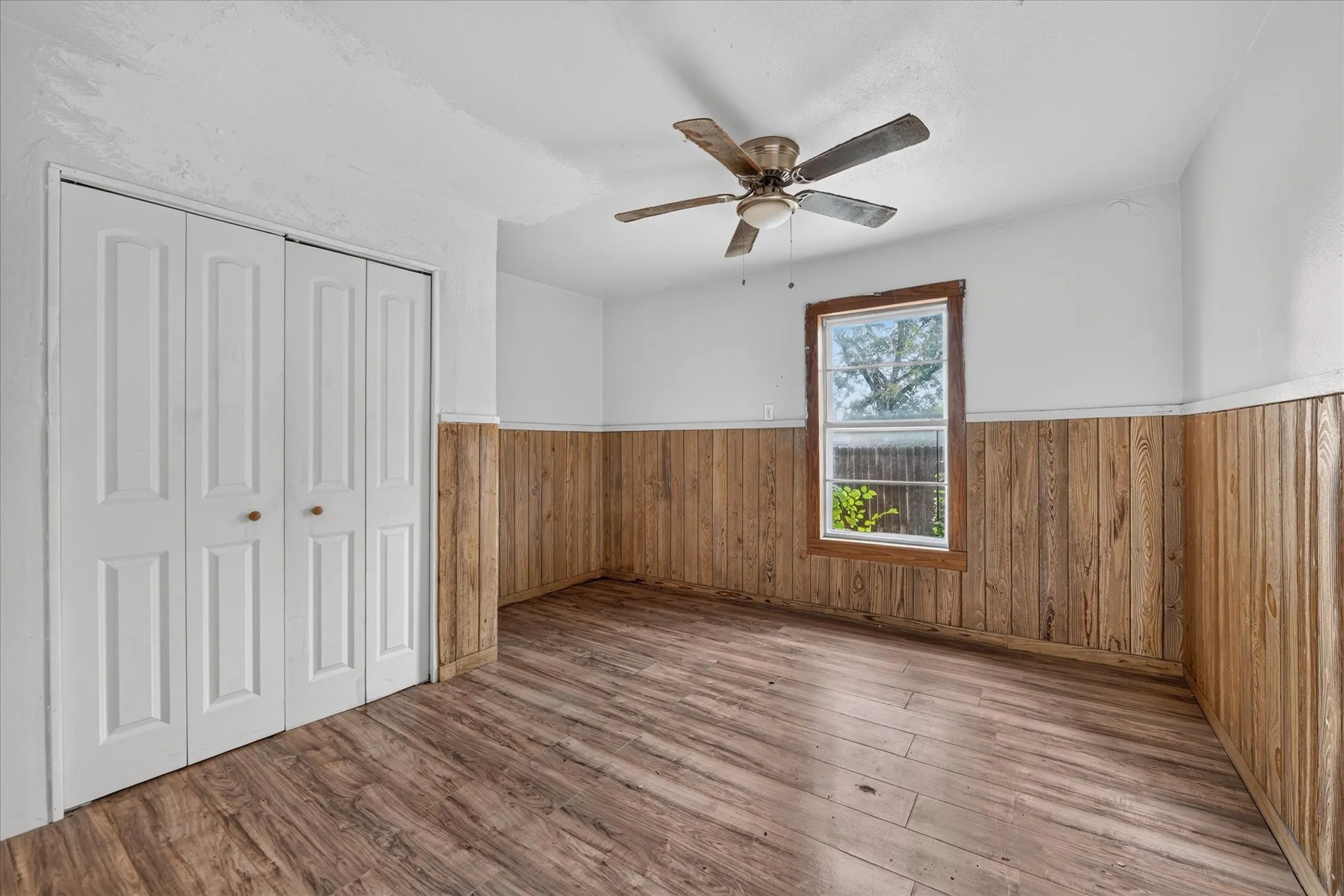 Single Family Residence For Sale in Tarrant County , 3009 Caddo Trail, Lake Worth, Texas 76135, 3 Bedroom, 2 Bathroom, Garage spaces, 1,352 Sqft, built in 1975, mls#21400194, Real Estate Agent in Lake Worth, Homes For Sale in Tarrant county, Homes For Sale in Lake Worth, Realtor in Lake Worth Texas, Real Estate Brokerage Independent Realty Texas, Luminita Cordes Realtor