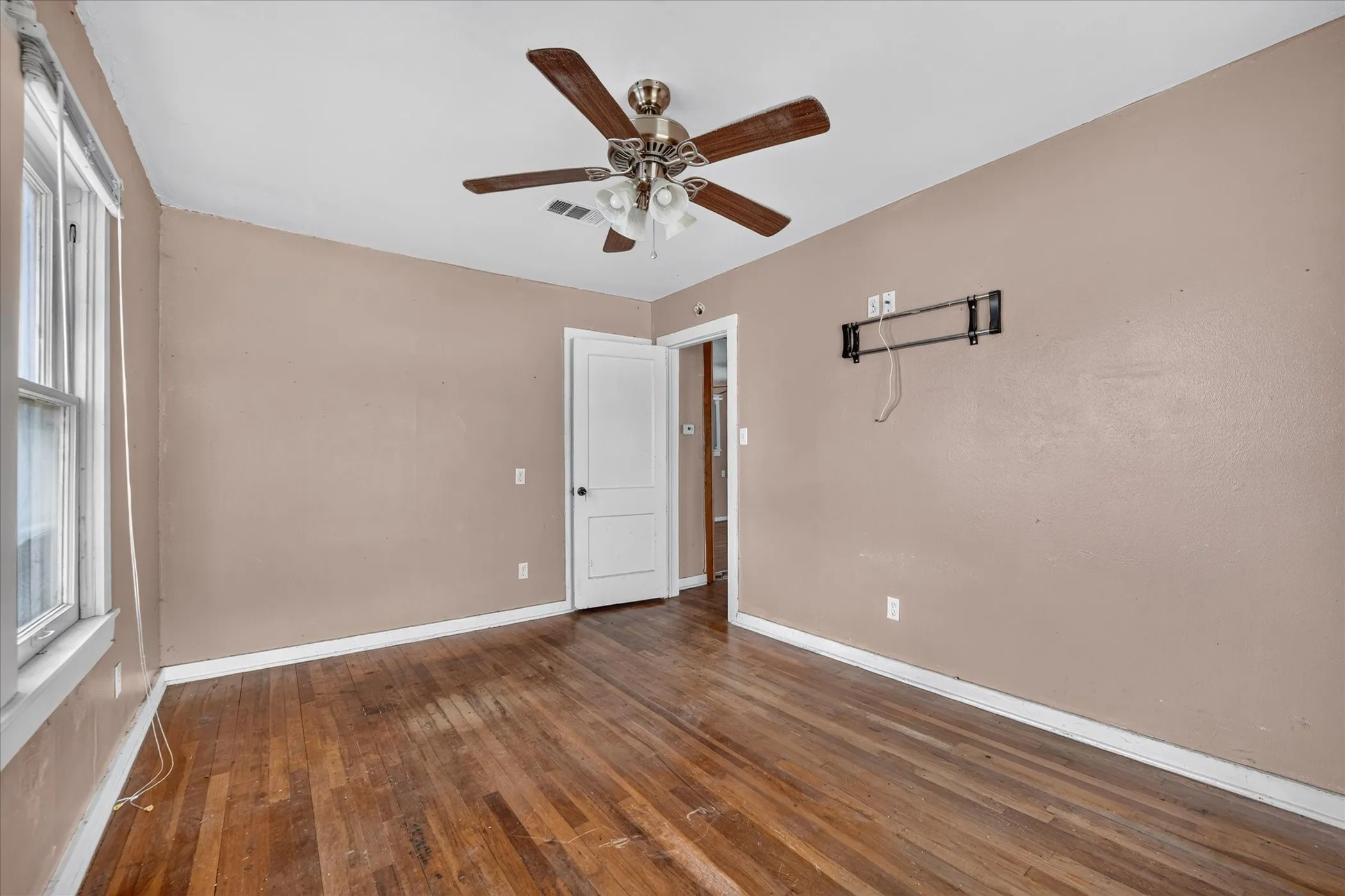 Single Family Residence For Sale in Tarrant County , 3009 Caddo Trail, Lake Worth, Texas 76135, 3 Bedroom, 2 Bathroom, Garage spaces, 1,352 Sqft, built in 1975, mls#21400194, Real Estate Agent in Lake Worth, Homes For Sale in Tarrant county, Homes For Sale in Lake Worth, Realtor in Lake Worth Texas, Real Estate Brokerage Independent Realty Texas, Luminita Cordes Realtor