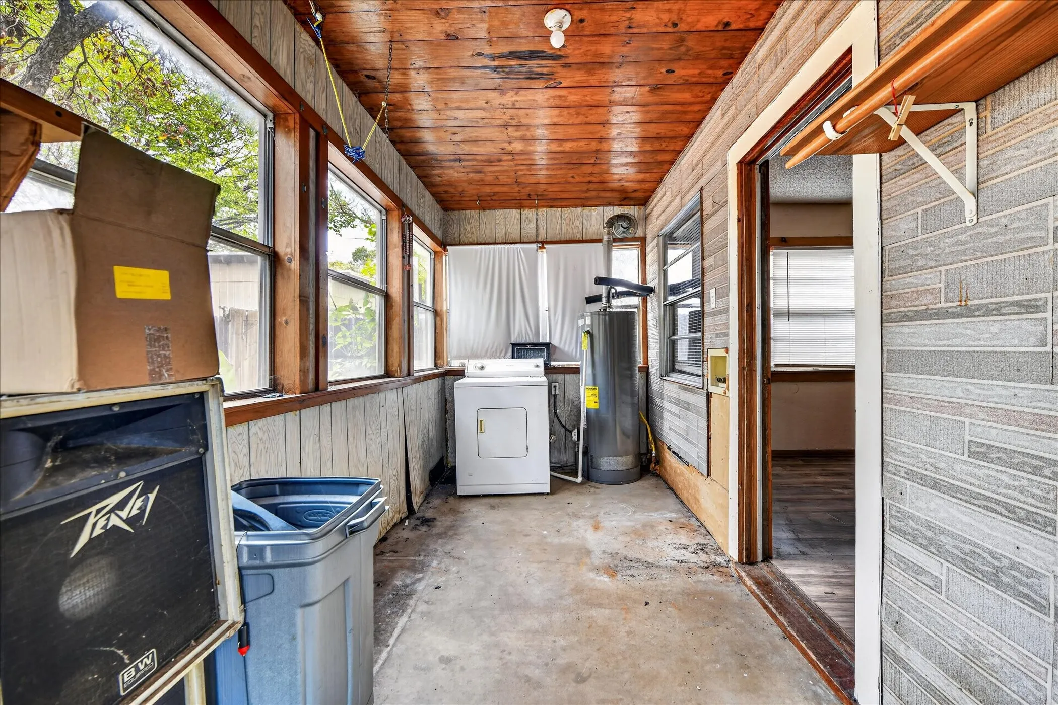 Single Family Residence For Sale in Tarrant County , 3009 Caddo Trail, Lake Worth, Texas 76135, 3 Bedroom, 2 Bathroom, Garage spaces, 1,352 Sqft, built in 1975, mls#21400194, Real Estate Agent in Lake Worth, Homes For Sale in Tarrant county, Homes For Sale in Lake Worth, Realtor in Lake Worth Texas, Real Estate Brokerage Independent Realty Texas, Luminita Cordes Realtor