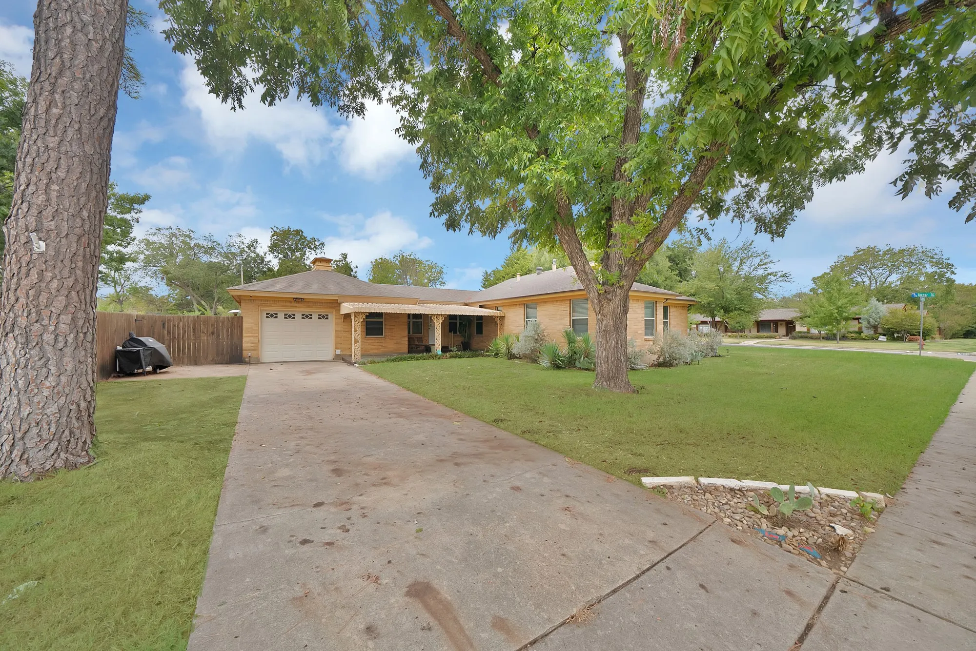 Single Family Residence For Sale in Tarrant County , 7112 Turner Terrace, North Richland Hills, Texas 76180, 3 Bedroom, 2 Bathroom, 1 Garage spaces, 2,534 Sqft, built in 1952, mls#21402802, Real Estate Agent in North Richland Hills, Homes For Sale in Tarrant county, Homes For Sale in North Richland Hills, Realtor in North Richland Hills Texas, Real Estate Brokerage Independent Realty Texas, Luminita Cordes Realtor