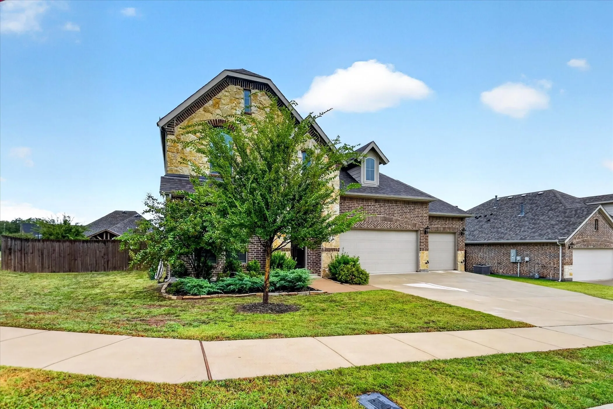 Single Family Residence For Sale in Grayson County , 2613 Saint Lawrence Drive, Sherman, Texas 75092, 4 Bedroom, 4 Bathroom, 3 Garage spaces, 3,230 Sqft, built in 2022, mls#21394126, Real Estate Agent in Sherman, Homes For Sale in Grayson county, Homes For Sale in Sherman, Realtor in Sherman Texas, Real Estate Brokerage Independent Realty Texas, Luminita Cordes Realtor