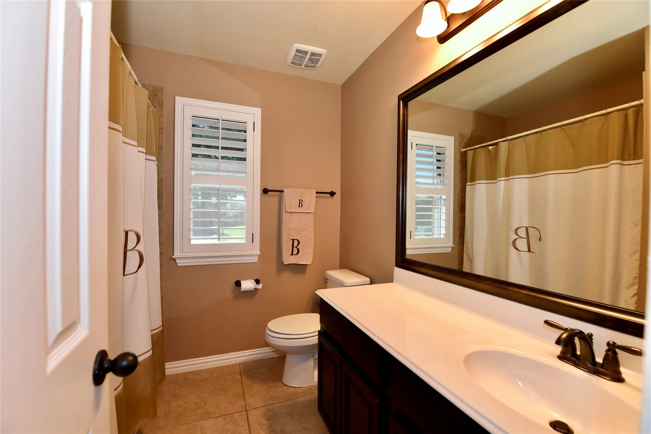 Single Family Residence For Sale in Denton County , 4124 Bonita Avenue, Denton, Texas 76210, 3 Bedroom, 3 Bathroom, 2 Garage spaces, 3,275 Sqft, built in 2011, mls#21398116, Real Estate Agent in Denton, Homes For Sale in Denton county, Homes For Sale in Denton, Realtor in Denton Texas, Real Estate Brokerage Independent Realty Texas, Luminita Cordes Realtor