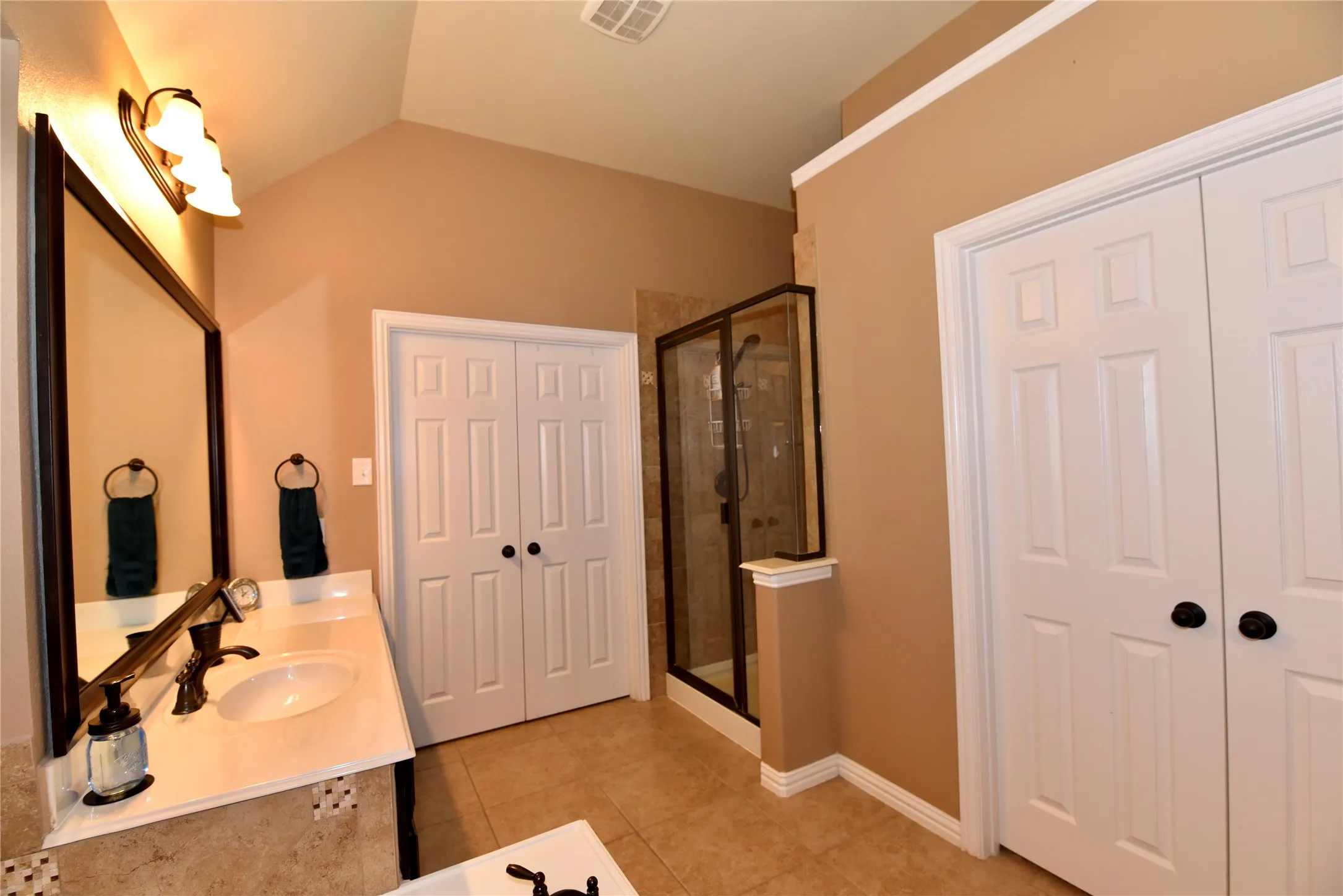 Single Family Residence For Sale in Denton County , 4124 Bonita Avenue, Denton, Texas 76210, 3 Bedroom, 3 Bathroom, 2 Garage spaces, 3,275 Sqft, built in 2011, mls#21398116, Real Estate Agent in Denton, Homes For Sale in Denton county, Homes For Sale in Denton, Realtor in Denton Texas, Real Estate Brokerage Independent Realty Texas, Luminita Cordes Realtor