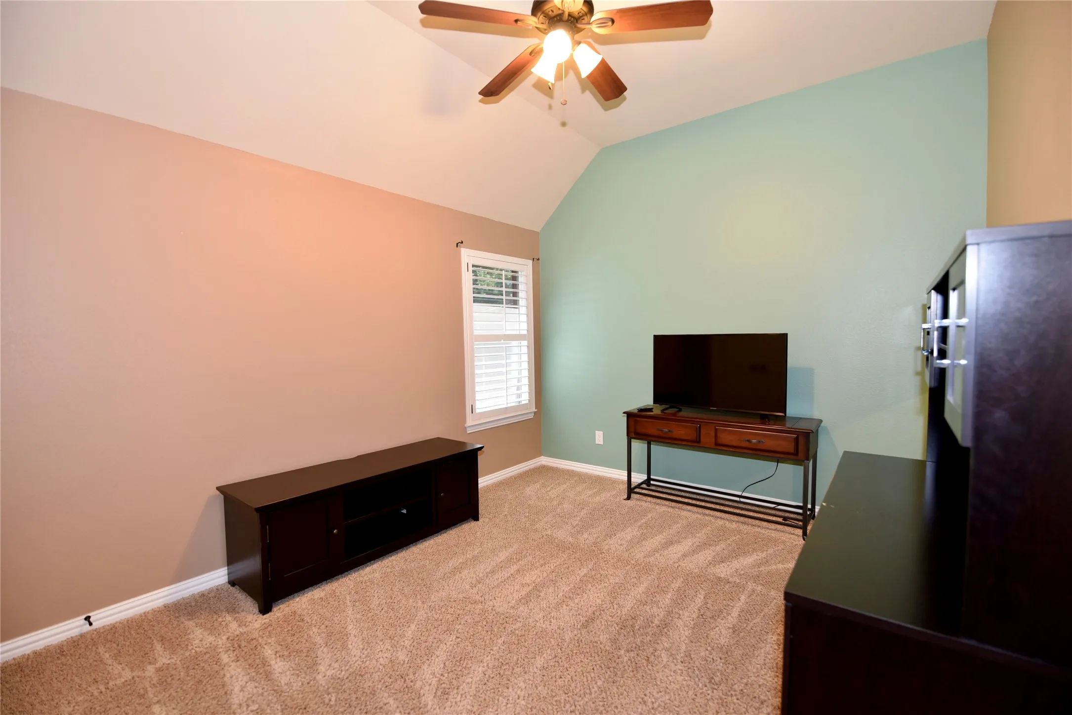 Single Family Residence For Sale in Denton County , 4124 Bonita Avenue, Denton, Texas 76210, 3 Bedroom, 3 Bathroom, 2 Garage spaces, 3,275 Sqft, built in 2011, mls#21398116, Real Estate Agent in Denton, Homes For Sale in Denton county, Homes For Sale in Denton, Realtor in Denton Texas, Real Estate Brokerage Independent Realty Texas, Luminita Cordes Realtor