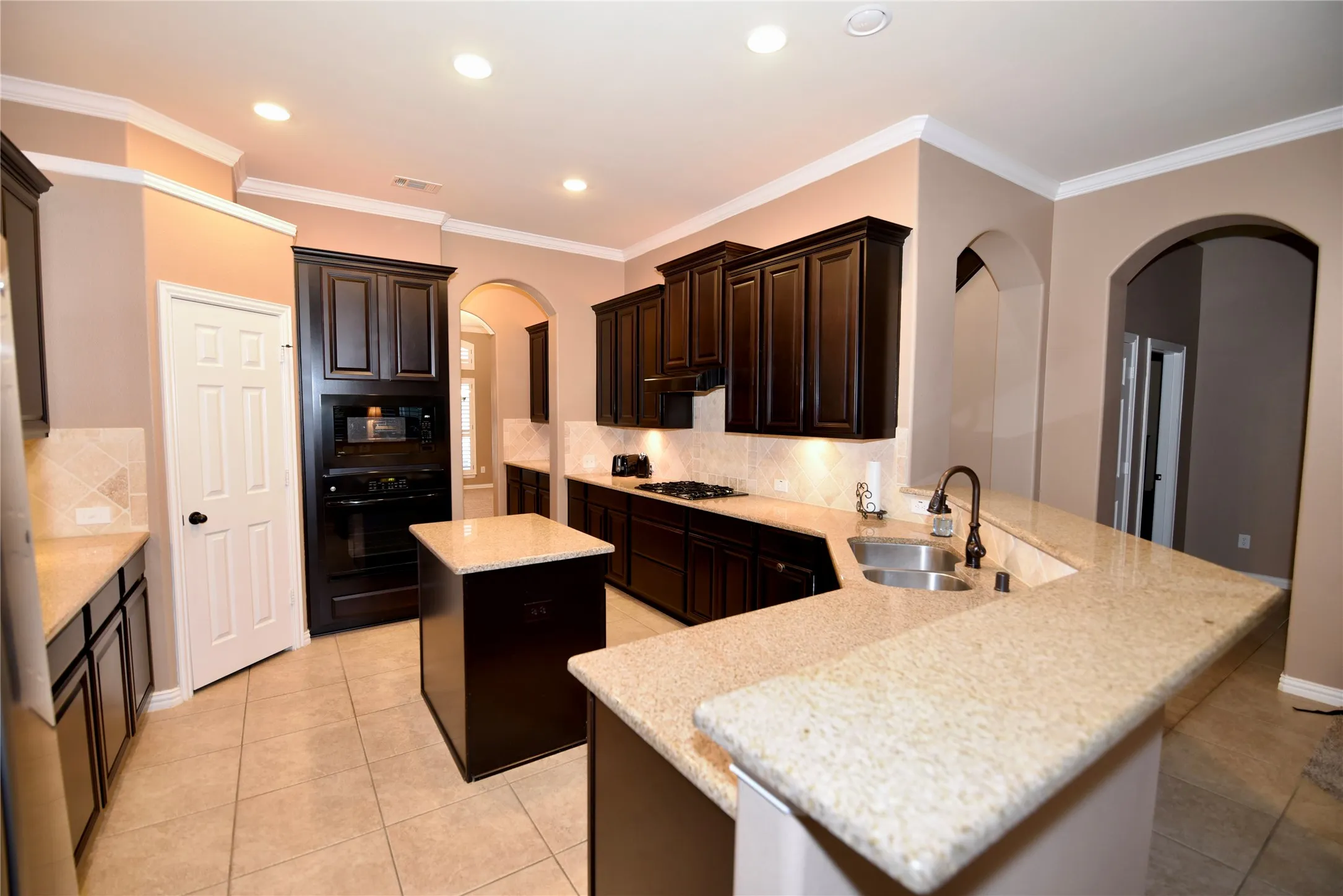Single Family Residence For Sale in Denton County , 4124 Bonita Avenue, Denton, Texas 76210, 3 Bedroom, 3 Bathroom, 2 Garage spaces, 3,275 Sqft, built in 2011, mls#21398116, Real Estate Agent in Denton, Homes For Sale in Denton county, Homes For Sale in Denton, Realtor in Denton Texas, Real Estate Brokerage Independent Realty Texas, Luminita Cordes Realtor